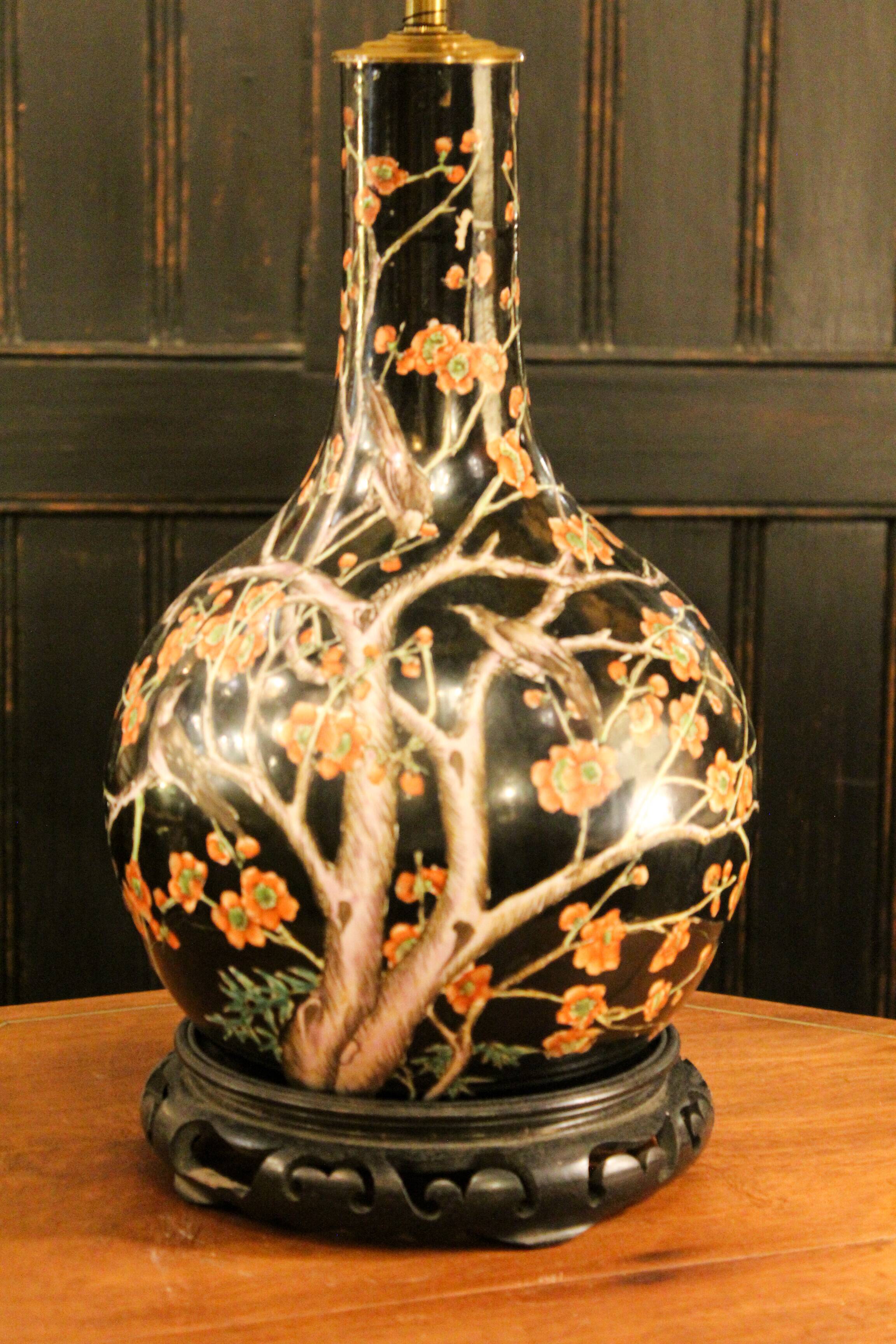 Pied de lampe fleurs de cerisier en porcelaine japonaise, années 50