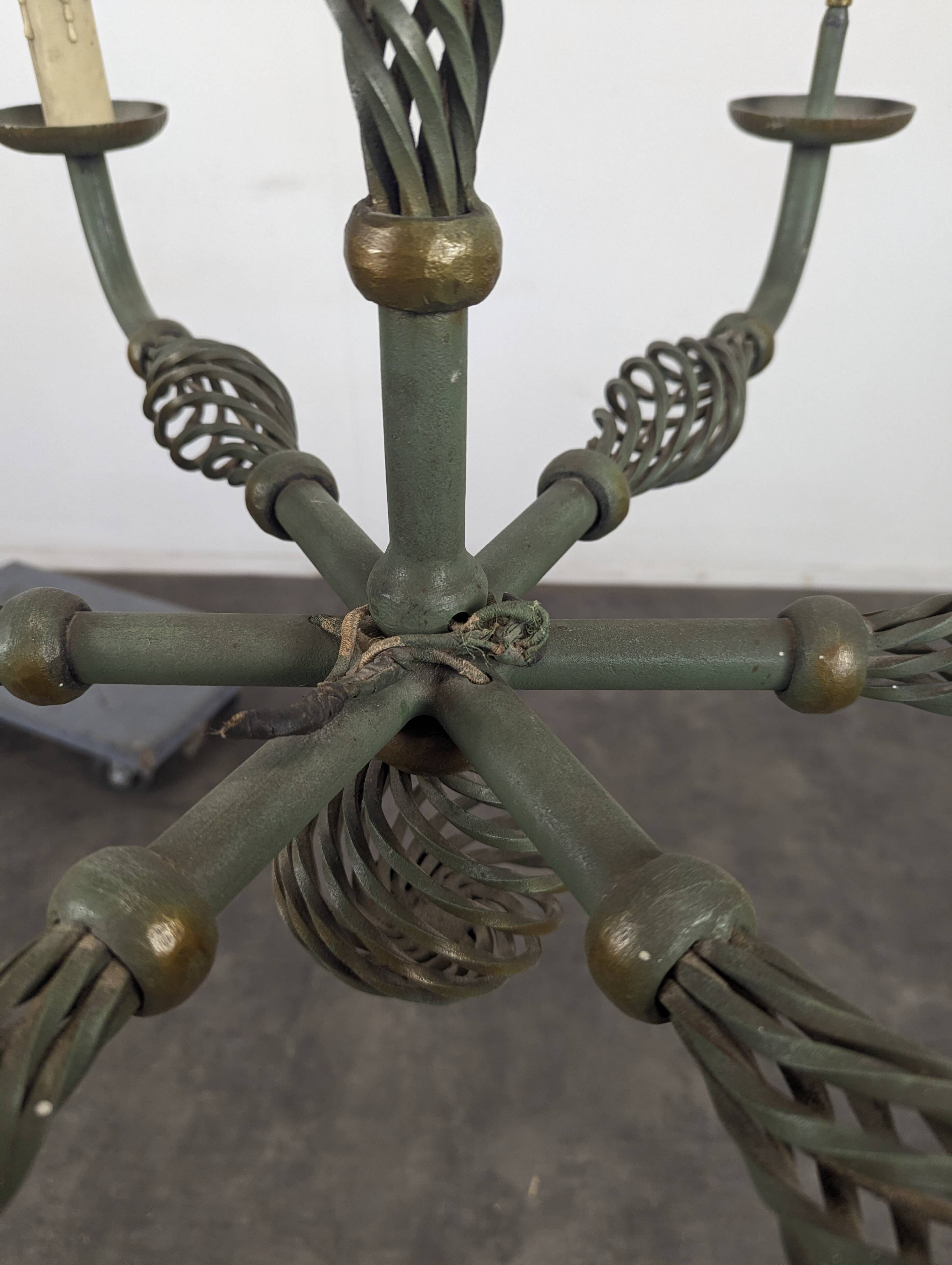 Grand lustre à six bras en fer forgé patiné vert et laiton