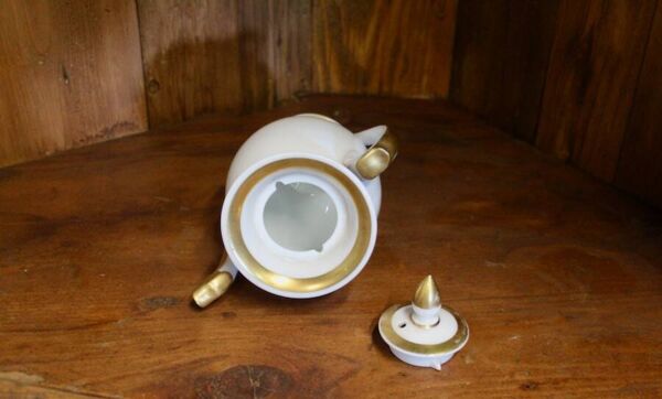 Verseuse en porcelaine de paris, filets d'or, epoque empire