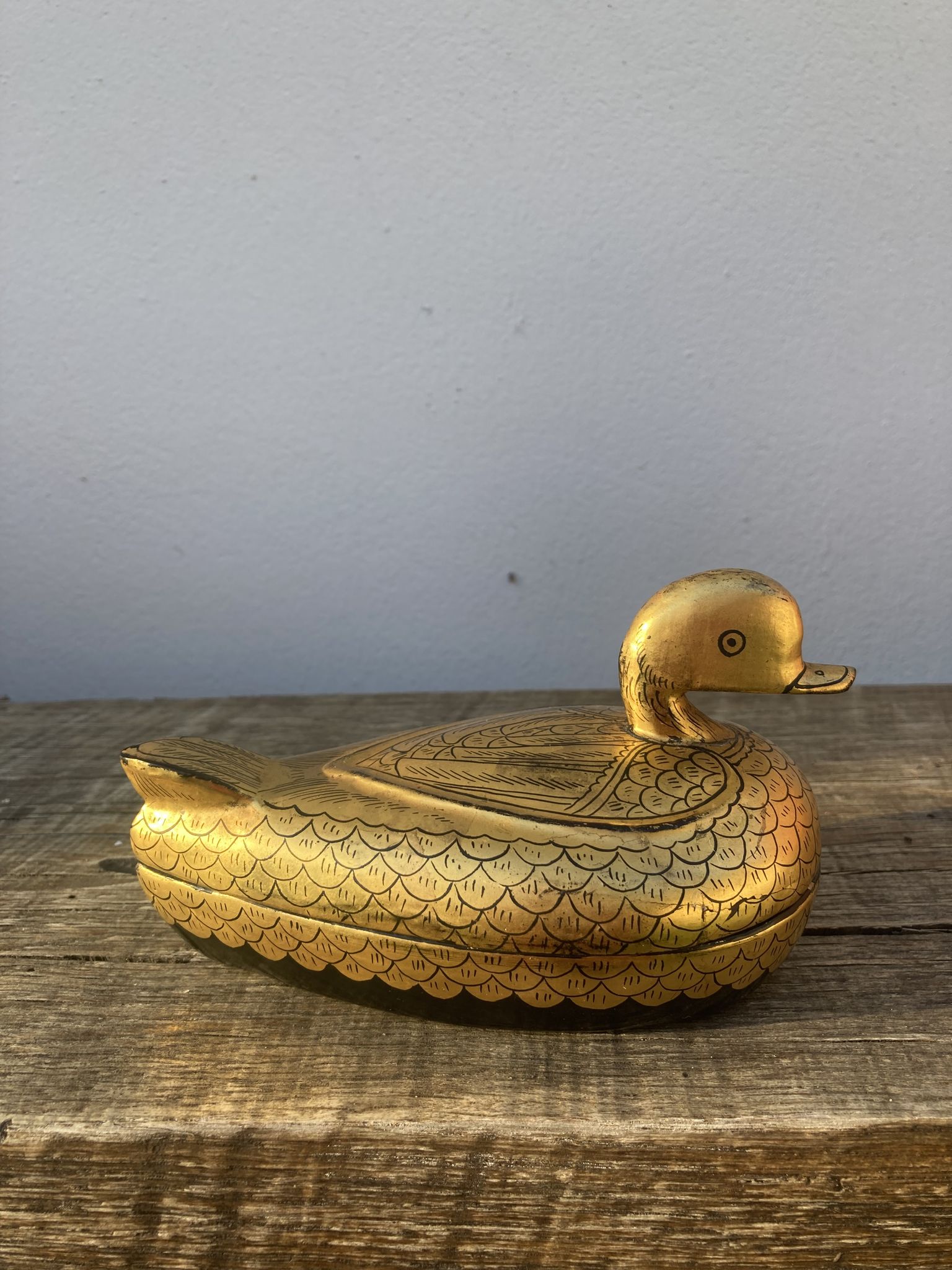 Canard en bois en laqué dorée de Birmanie milieu XXème formant une boîte