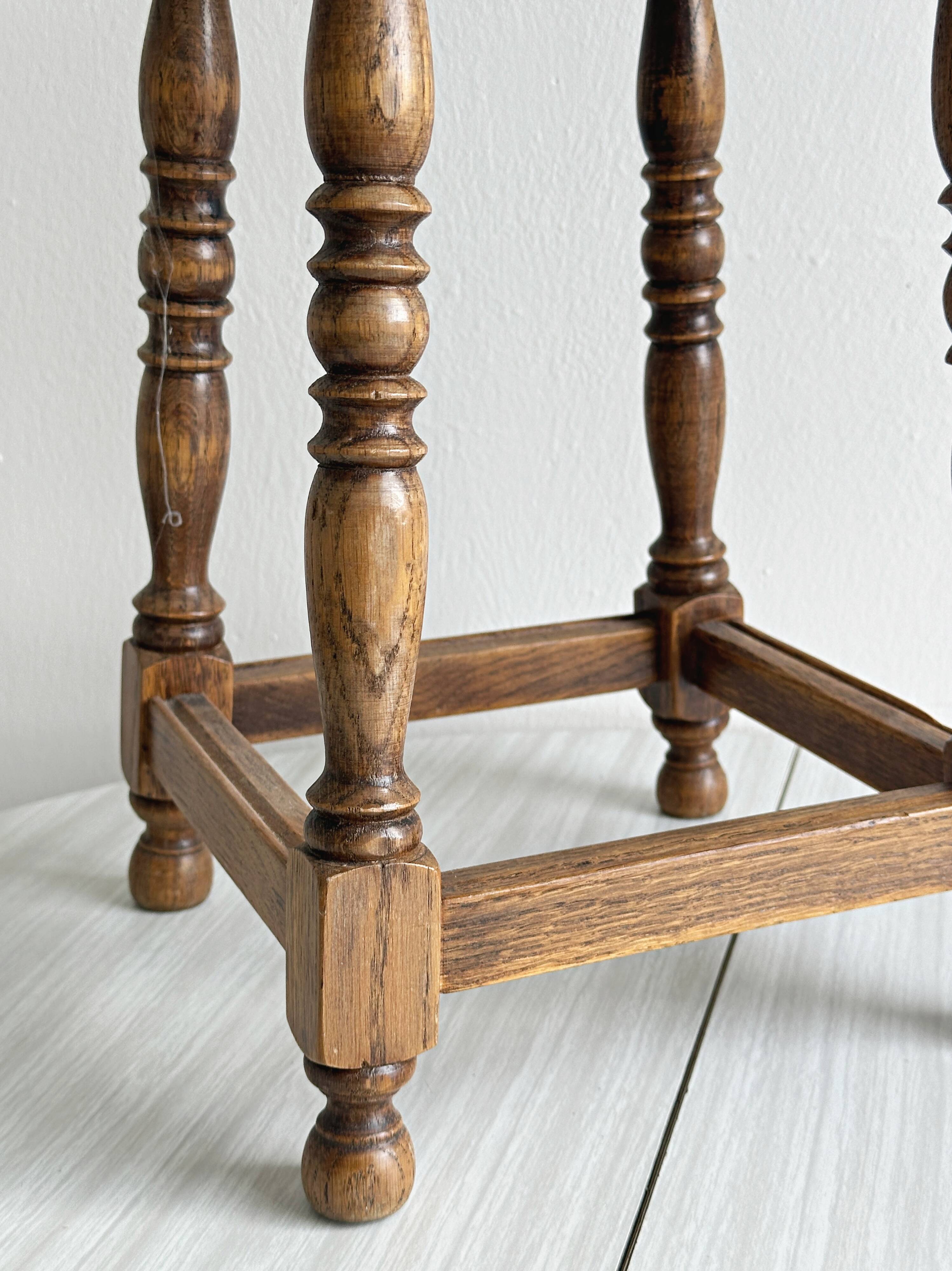 Tabouret carré ancien en bois massif