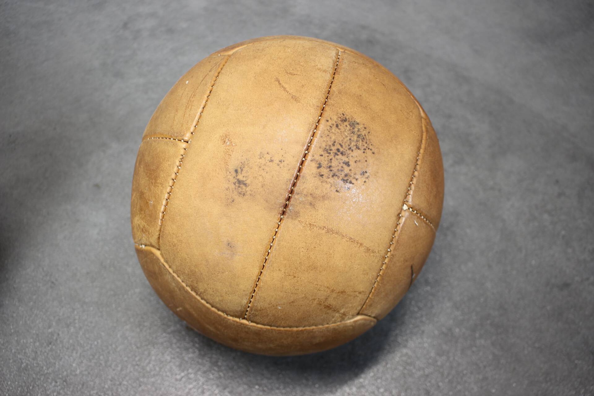 Ballon médicinal vintage en cuir marron, Tchécoslovaquie années 1930