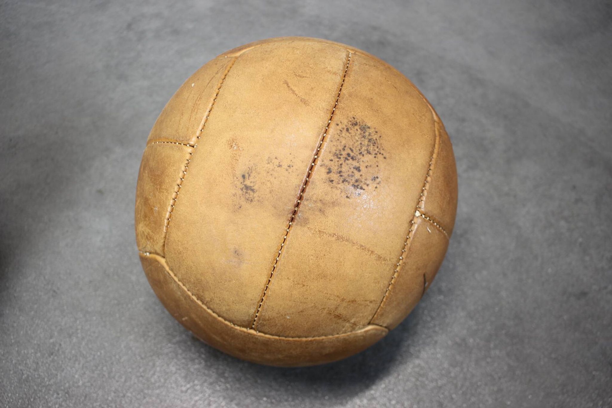 Ballon médicinal vintage en cuir marron, Tchécoslovaquie années 1930