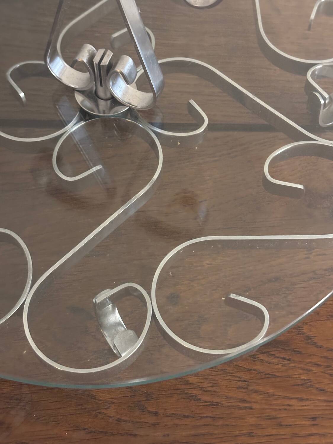 Joli plateau à fromages en verre et inox arabesques