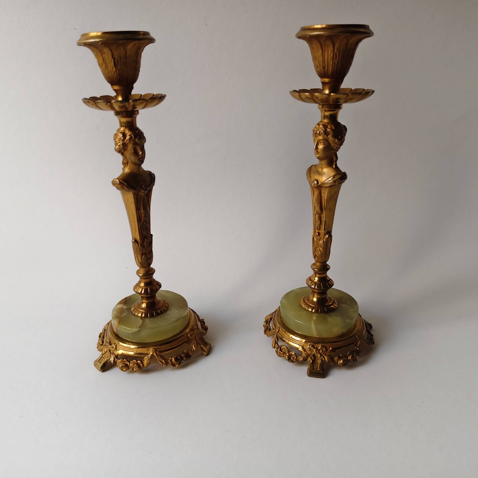 Pair of neoclassical candle holders in gilded bronze and green onyx, bust of