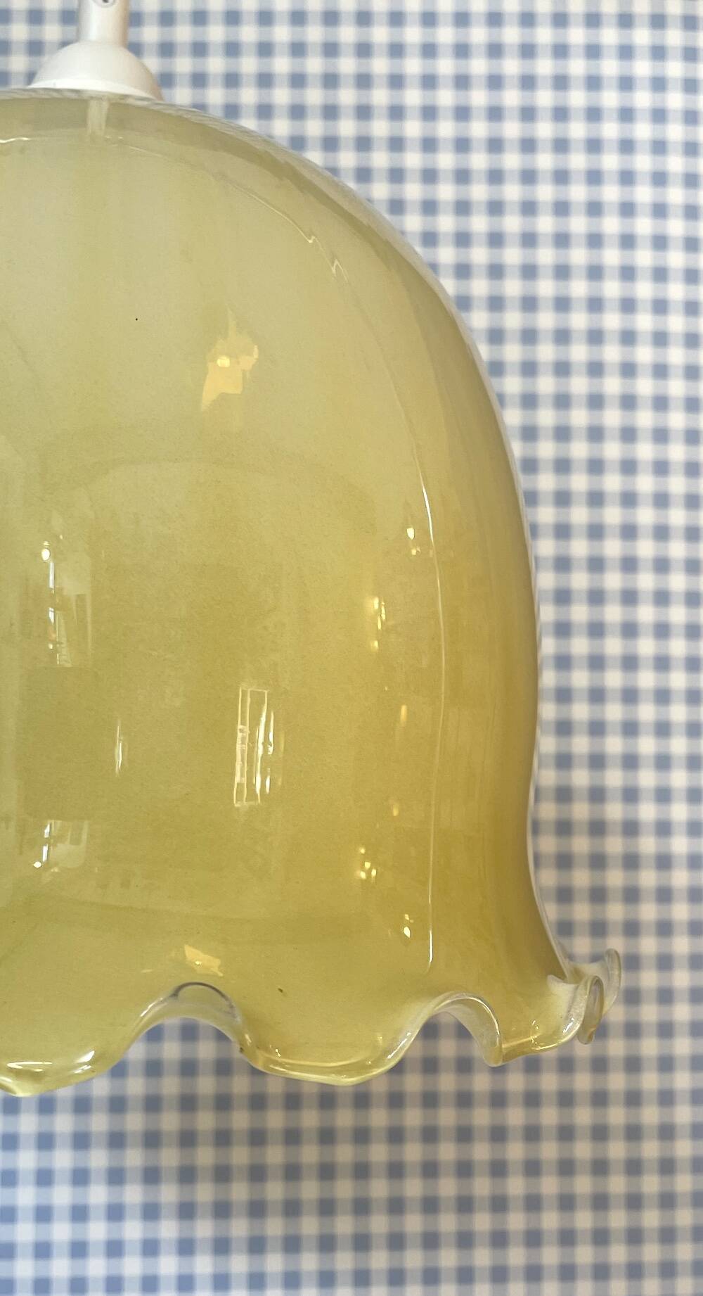 Vintage suspension in striped yellow opaline.