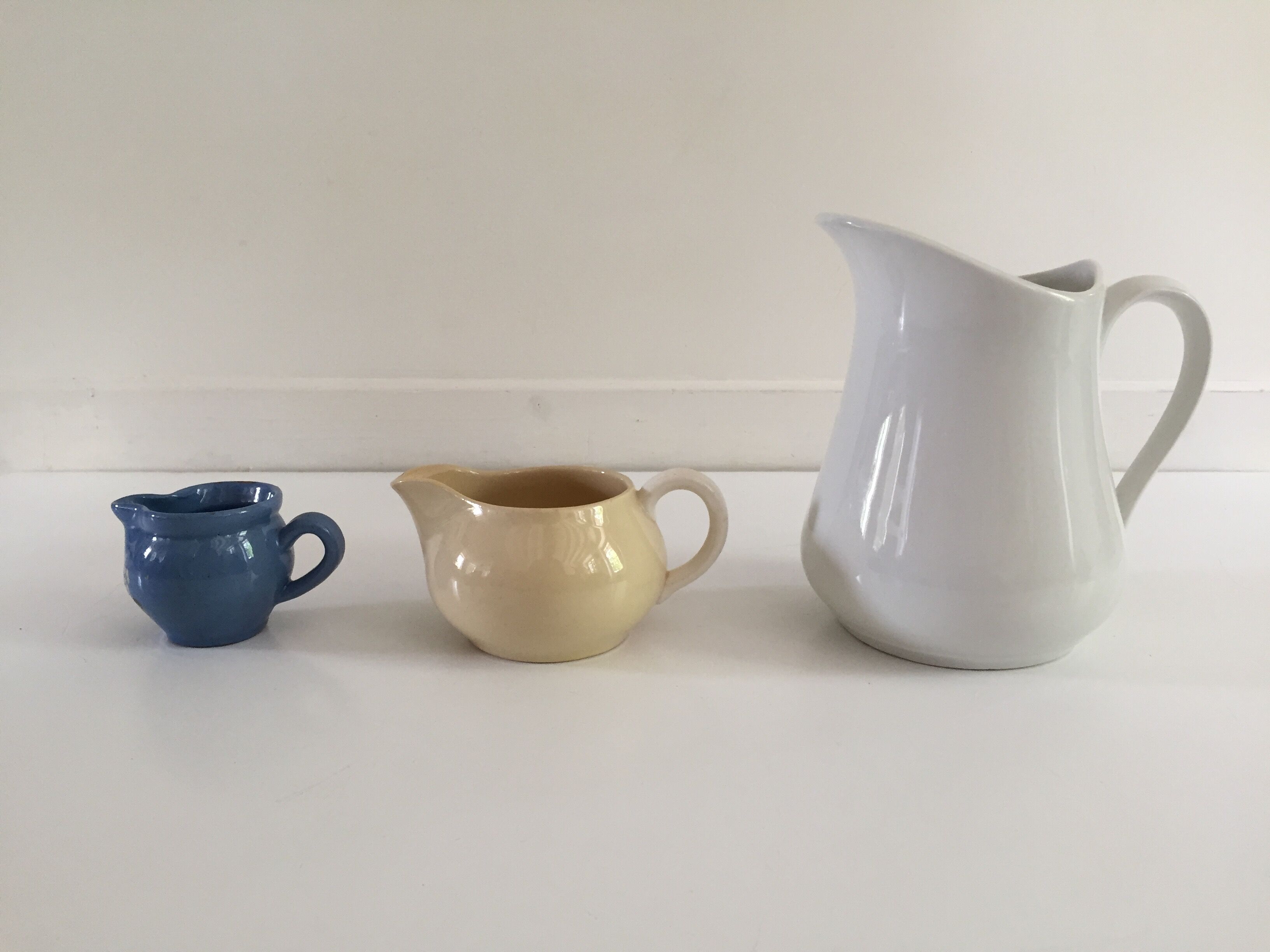 Set of 3 vintage pastels ceramic pitchers