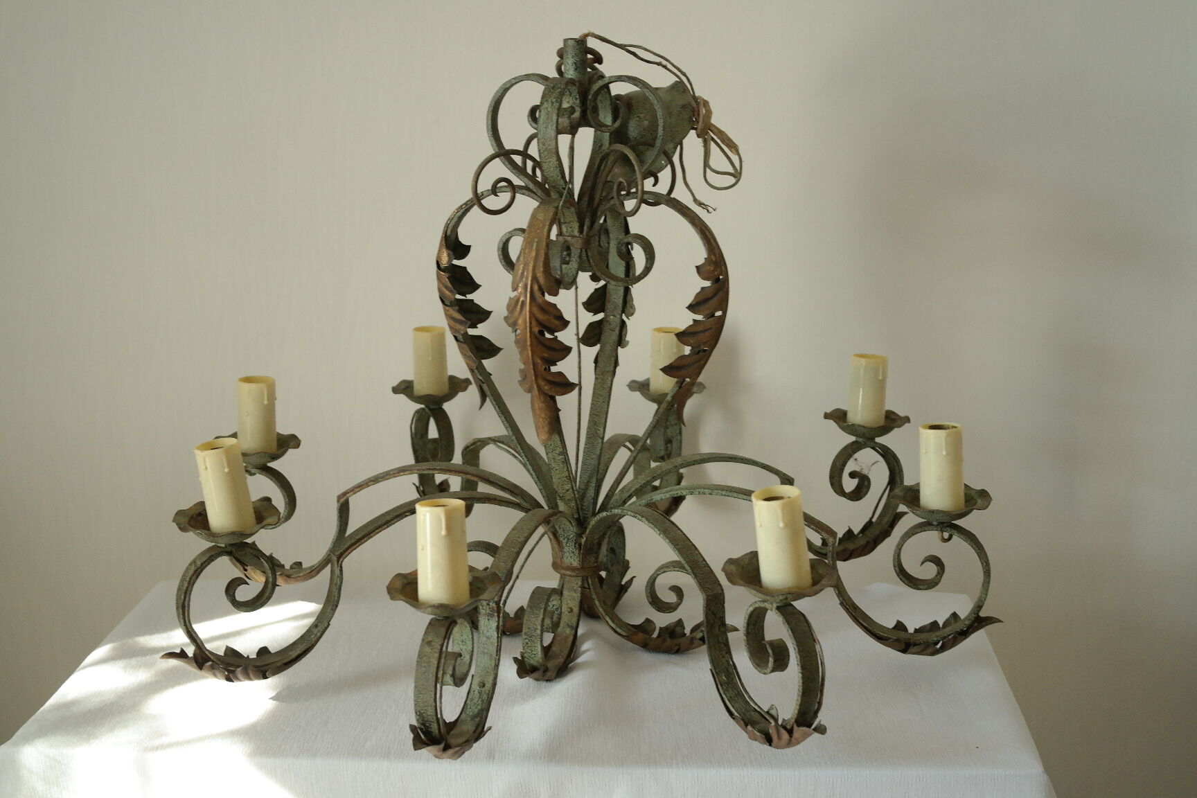 Lustre with 8 branches in wrought iron, grey-green patina and antique gilding.