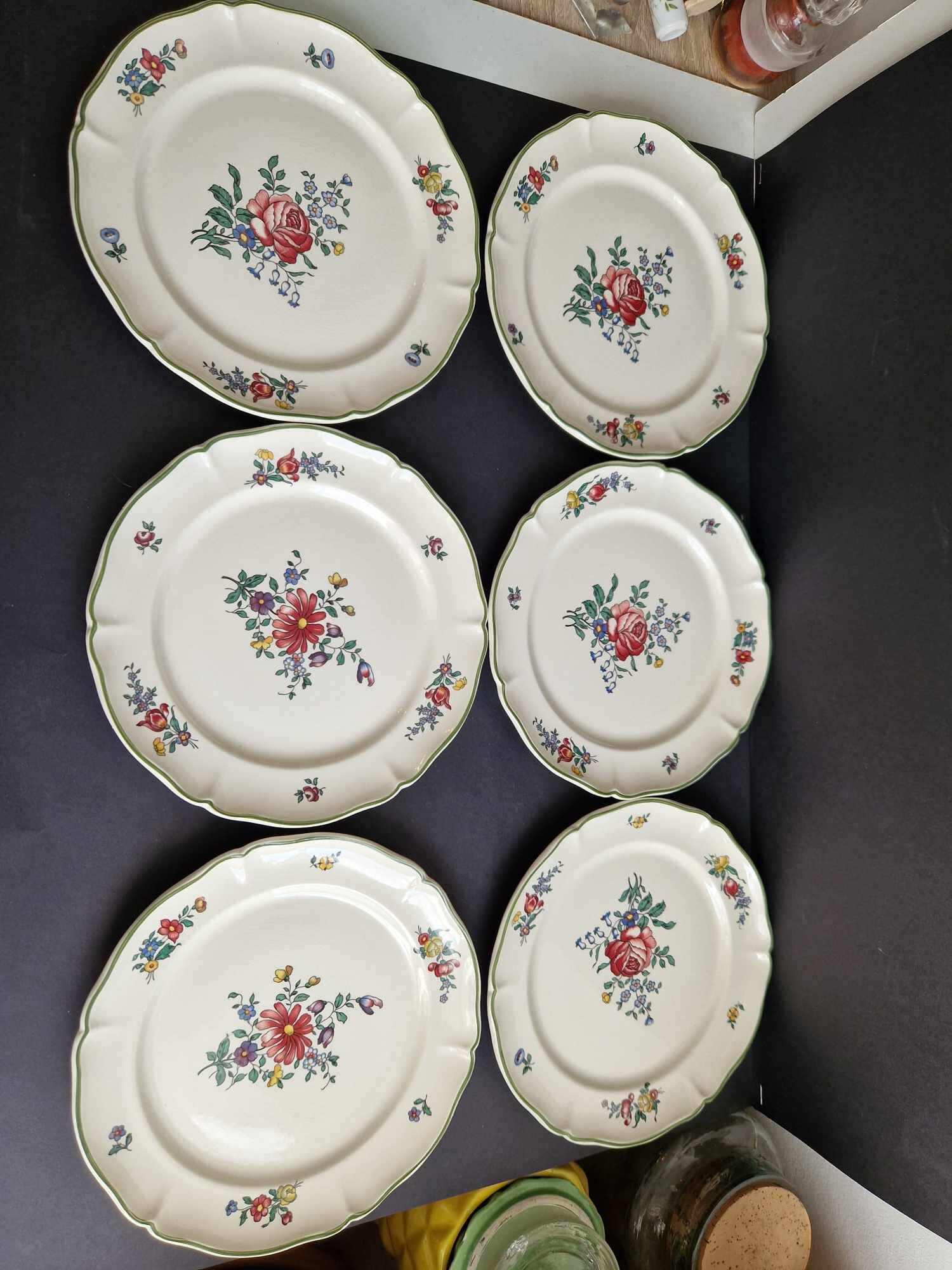 Set of 12 Villeroy and Boch dessert plates model 1562.