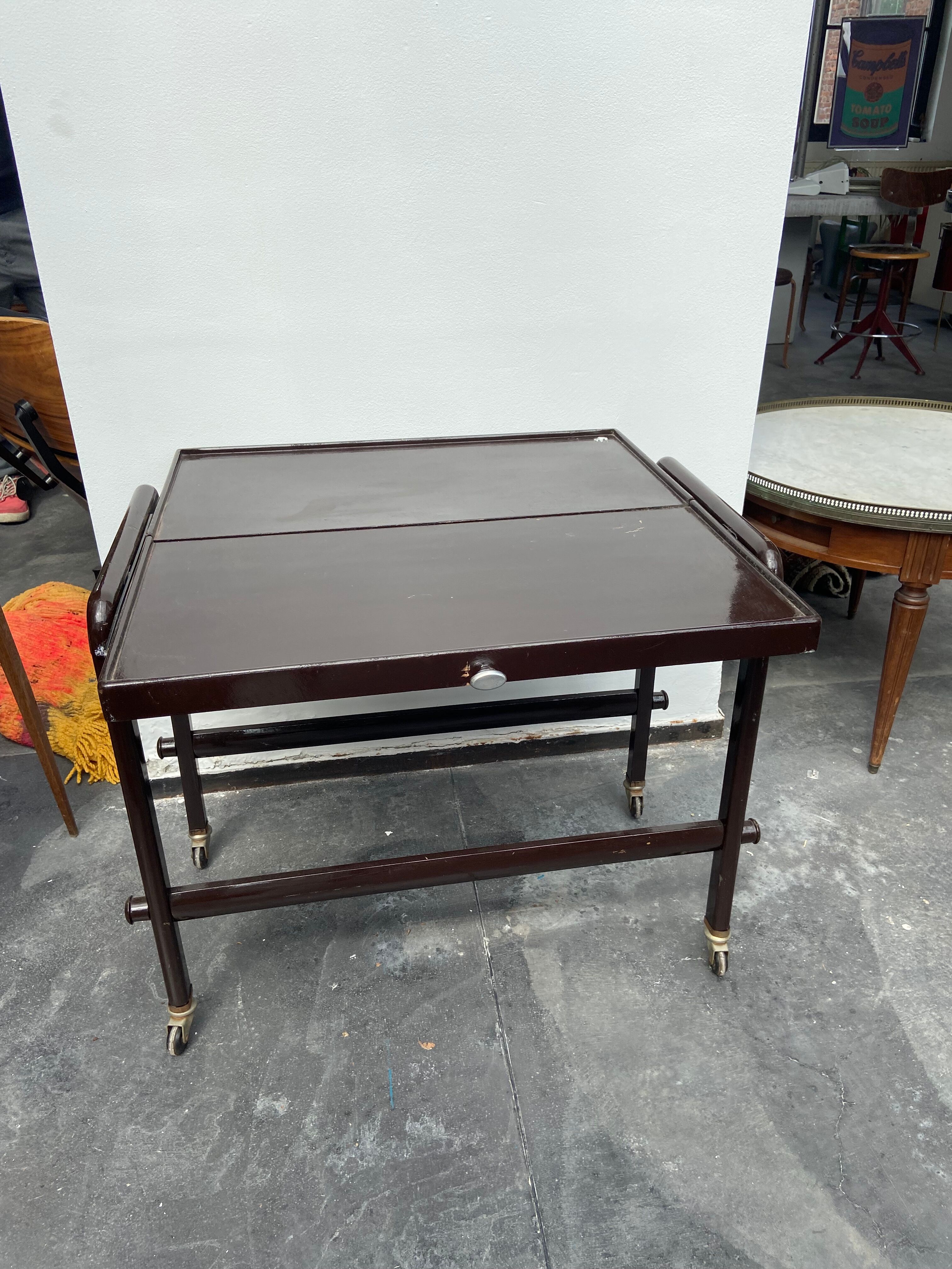 Rolling service with removable tray