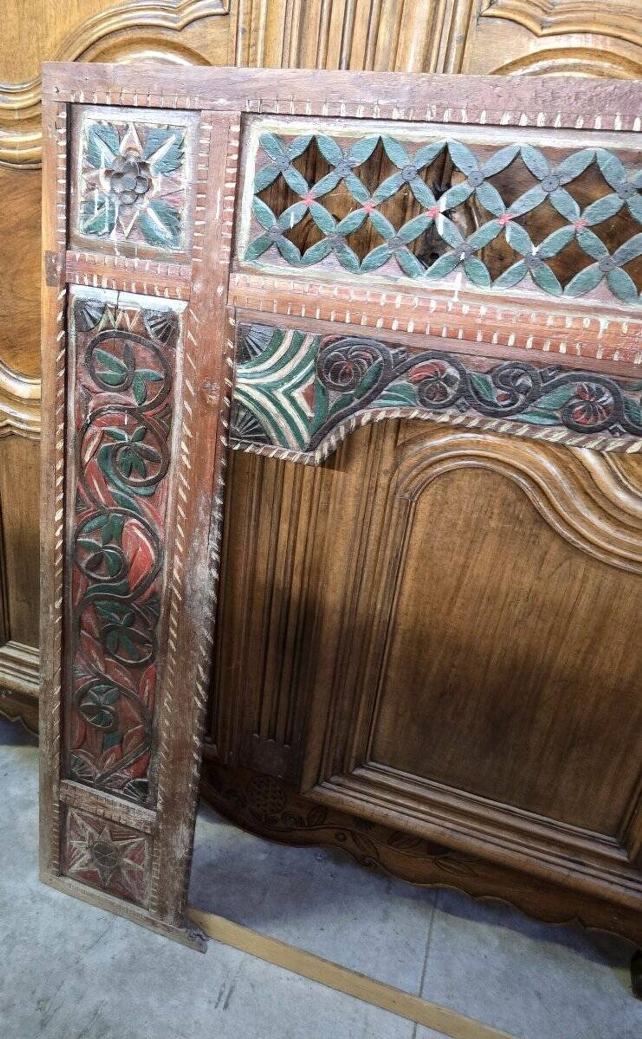 Old façade or decorative frame in carved wood, of Indian origin.