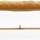 Banc de style louis xvi en bois et cuir marron capitonné