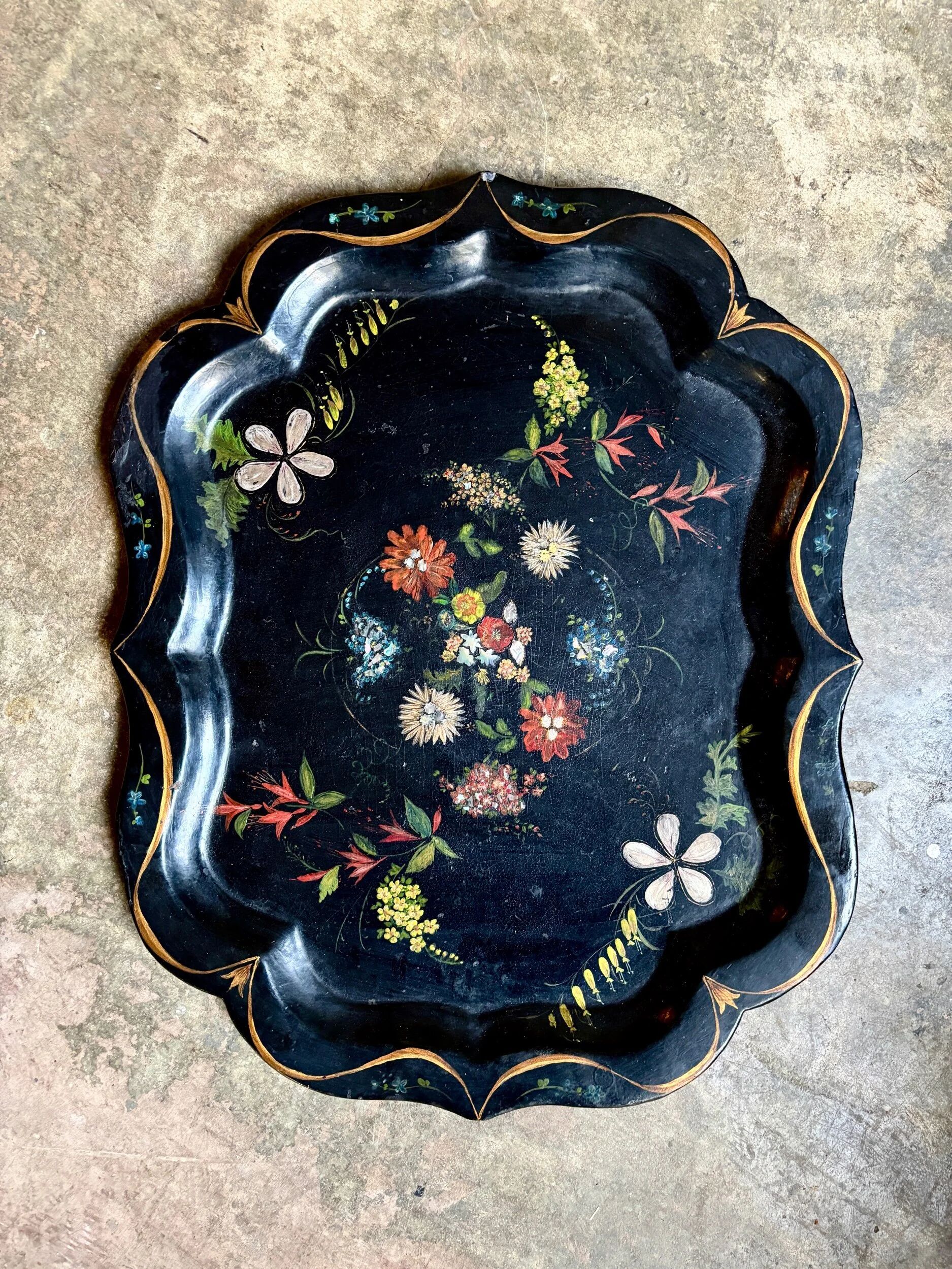 Mâché paper plateau painted and inlaid with mother-of-pearl, Napoléon III period.