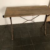 Table de bistrot ancienne avec pieds en fonte et plateau en bois