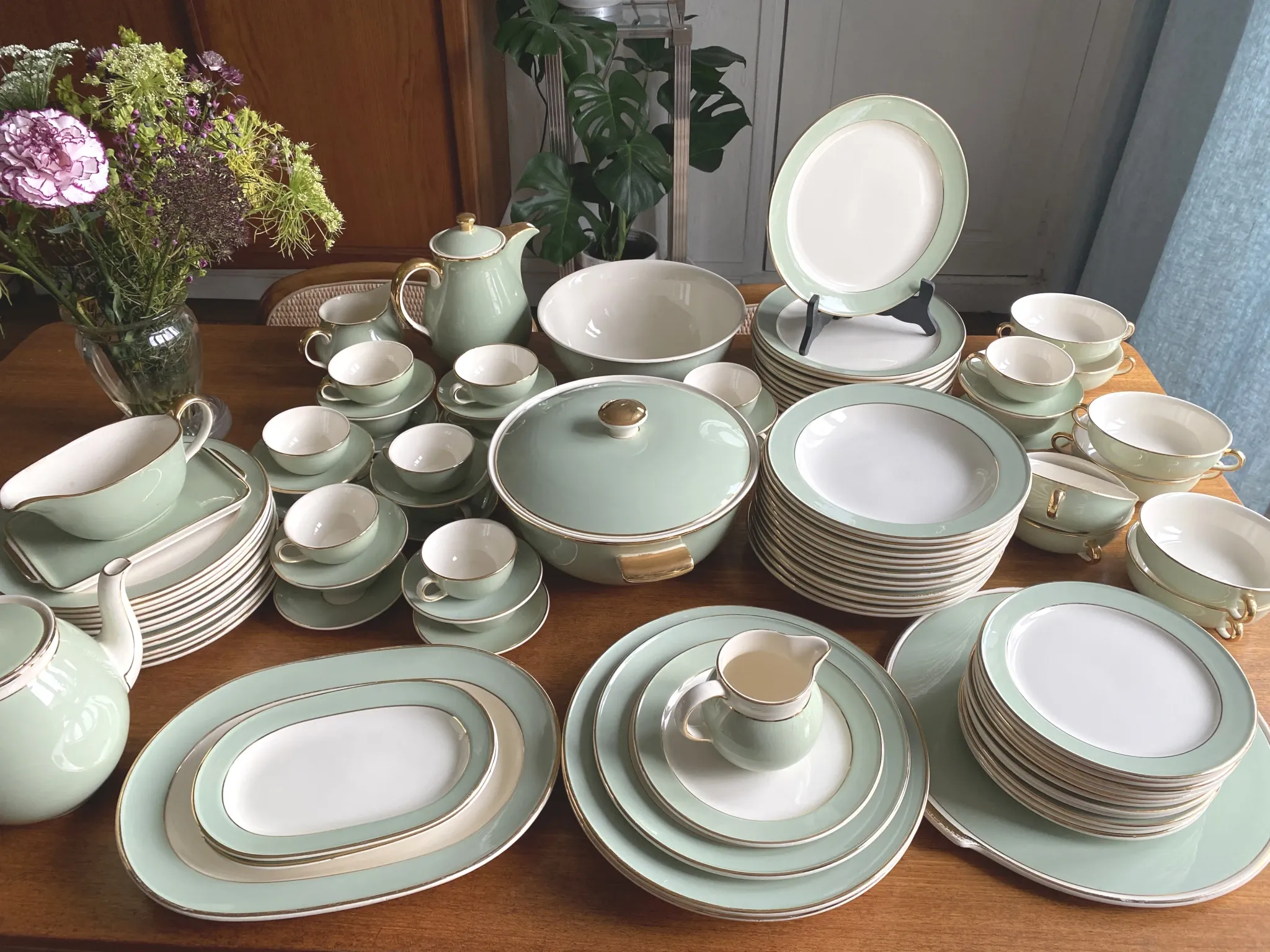 Villeroy & Boch table service in celadon green and ivory - 102 pieces