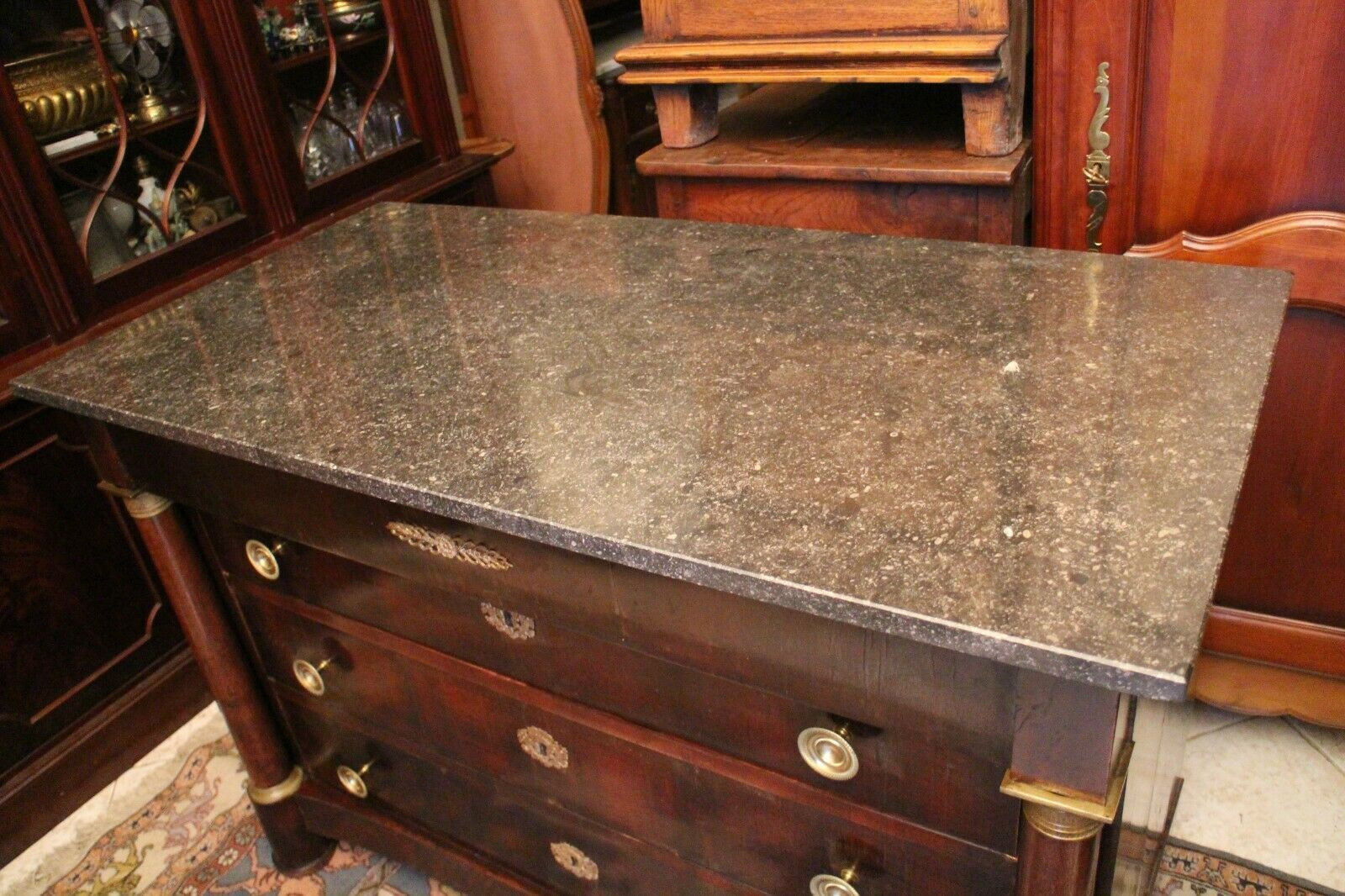 Commodity with mahogany detached columns and Empire gilded bronze ornaments