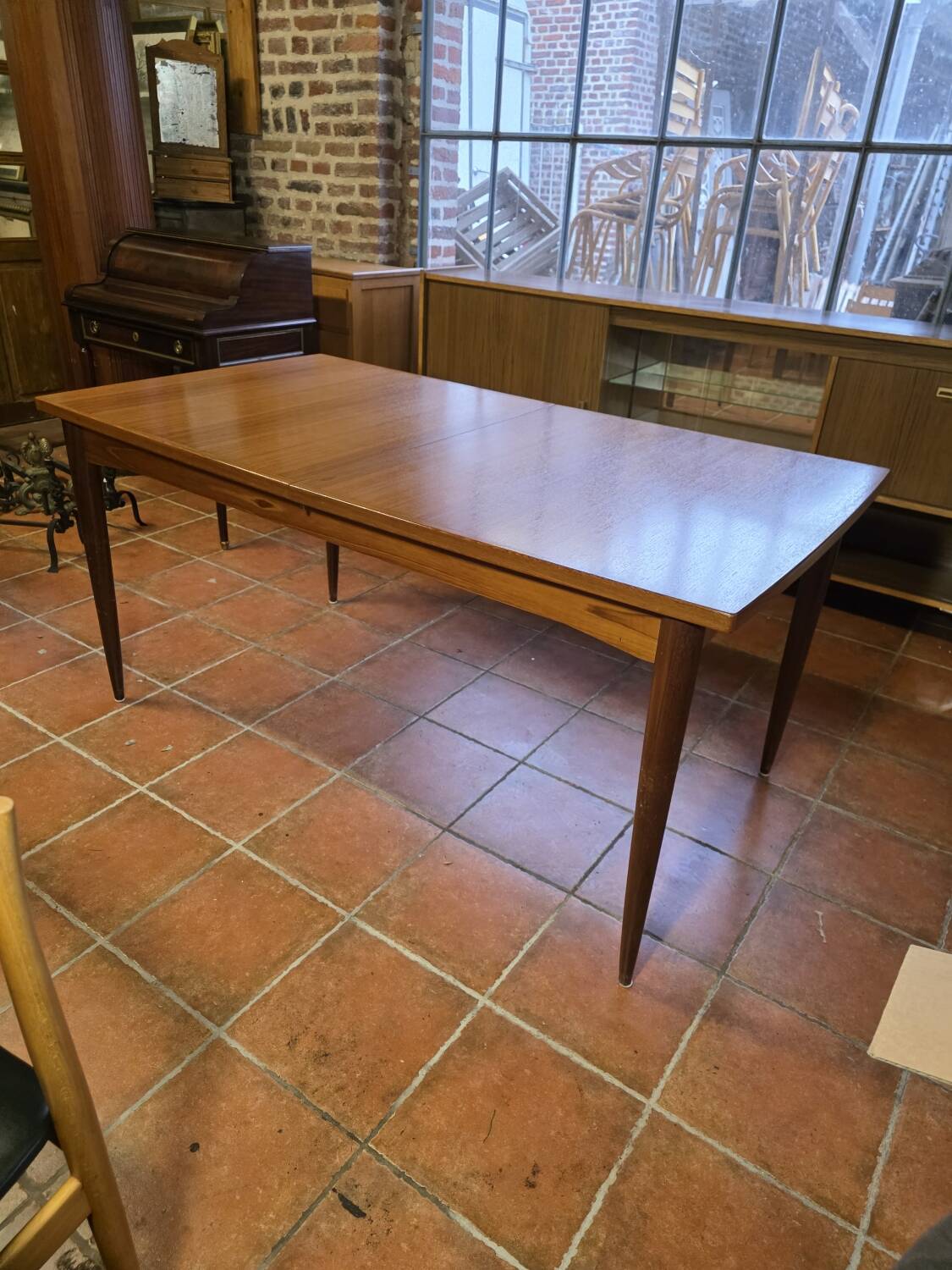 Table scandinave galbée extensible papillon en teck années 60