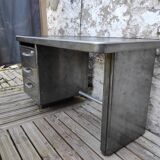 Strafor desk in brushed metal