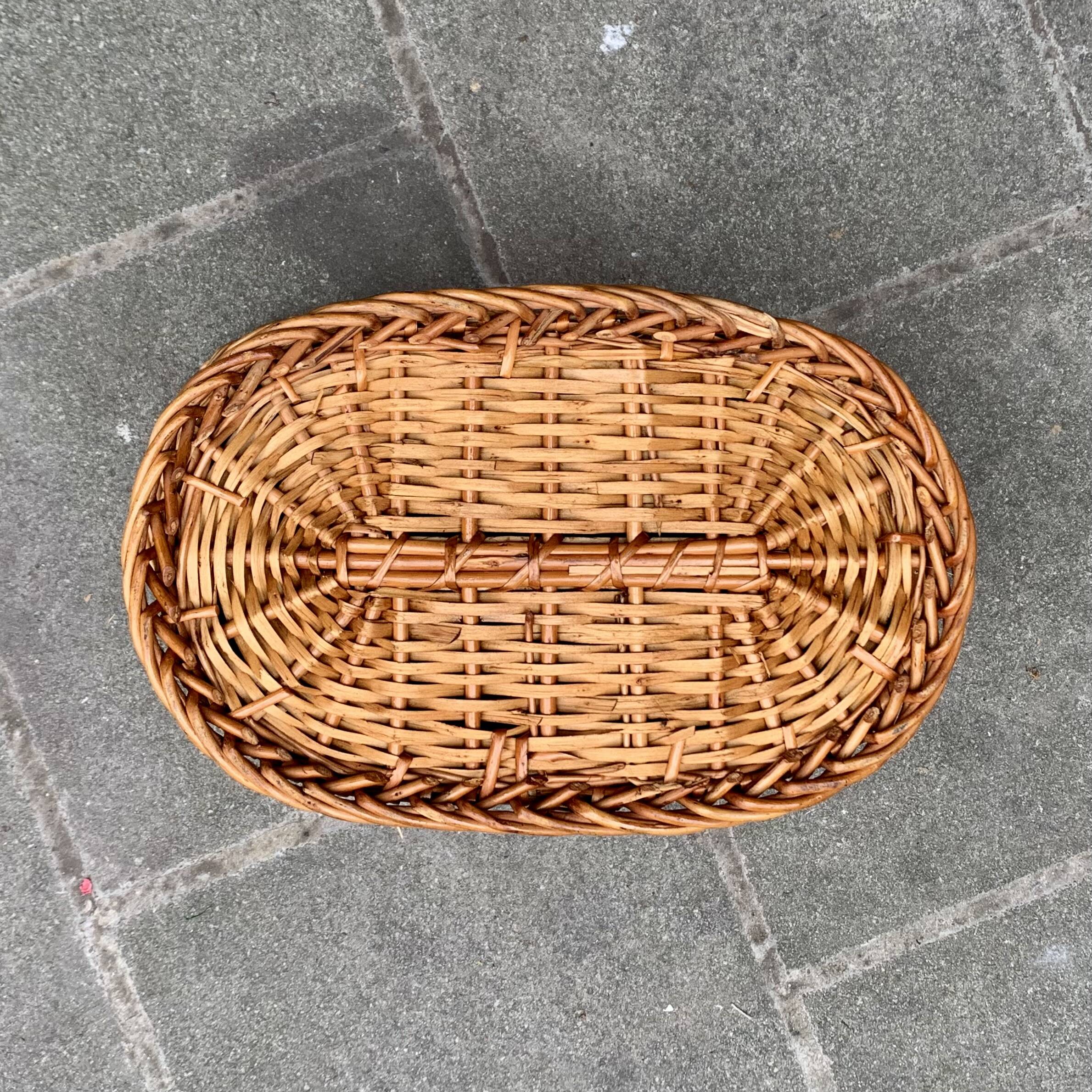 Vintage wicker and scoubidou basket