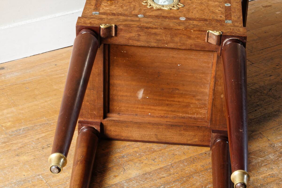 Table de chevet néoclassique, dans le goût anglais Regency Wedgewood