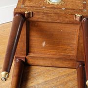 Table de chevet néoclassique, dans le goût anglais Regency Wedgewood