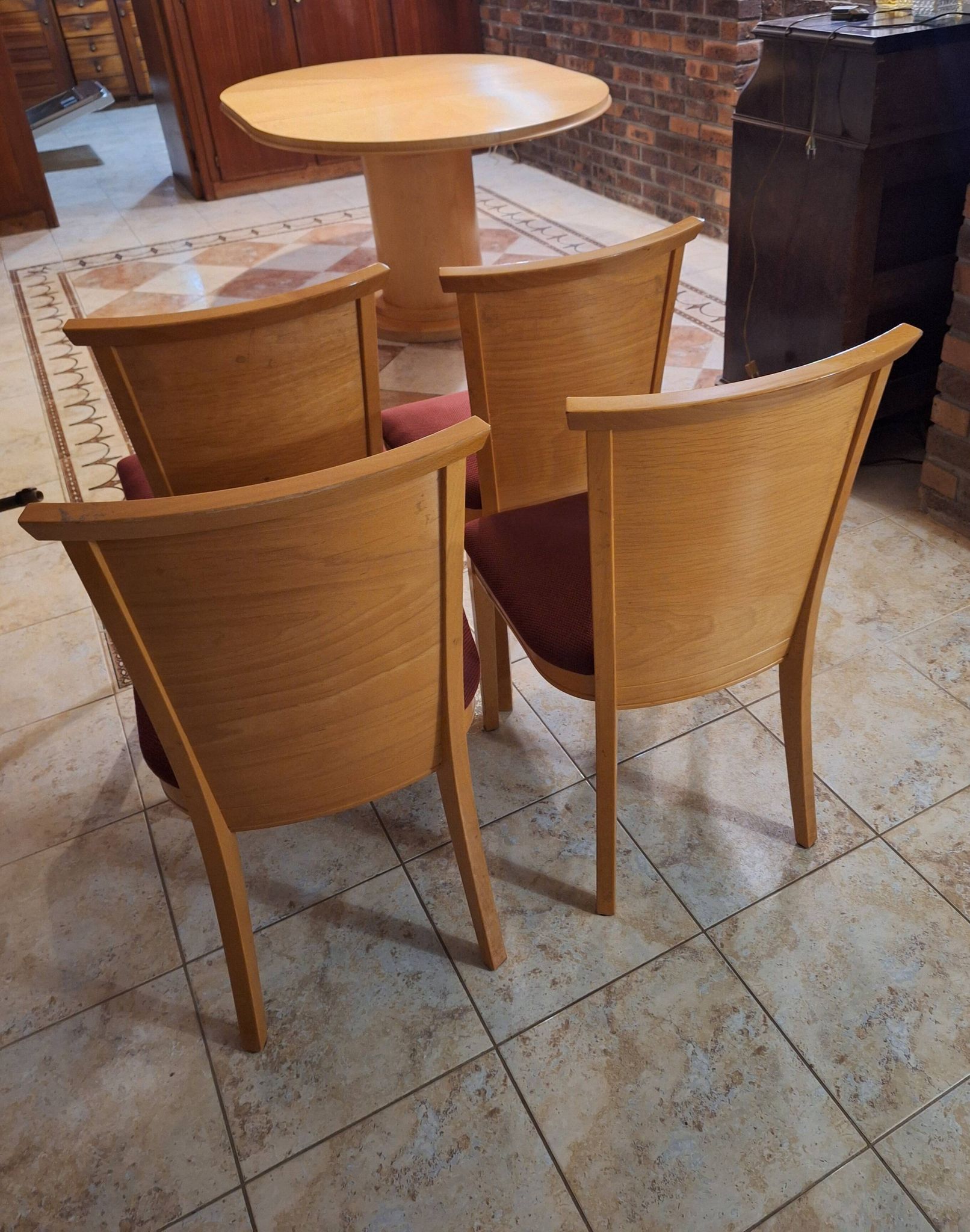 Round table in lemon wood with timeless design