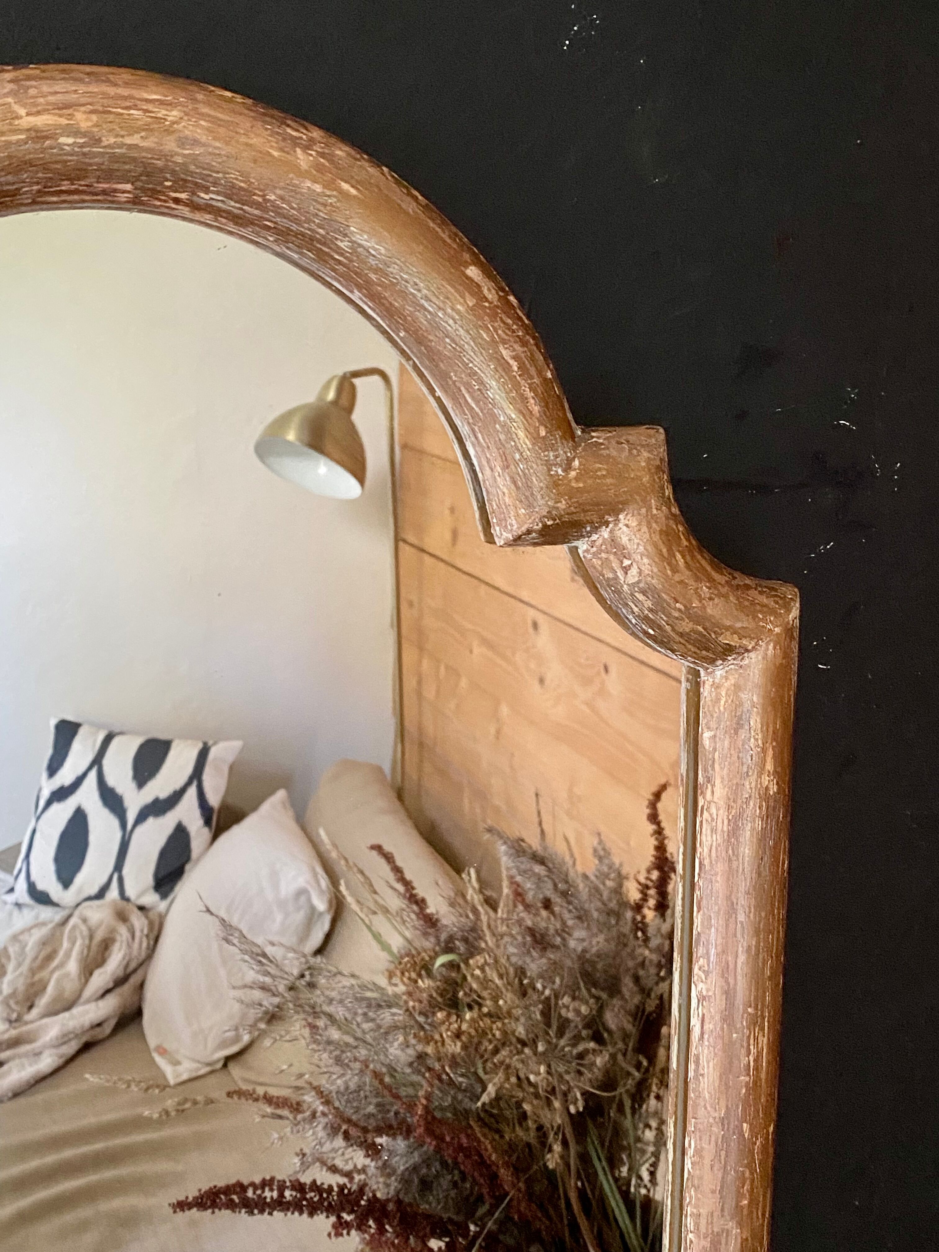 Patinated gilded mirror in wood and plaster