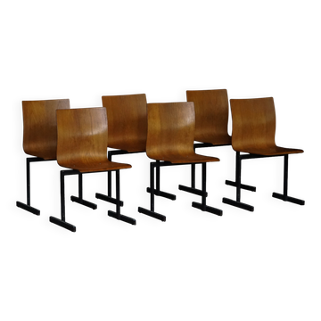 Ensemble de 6 chaises industrielles empilables de Niels Larsen, métal noir et Oak, années 1960