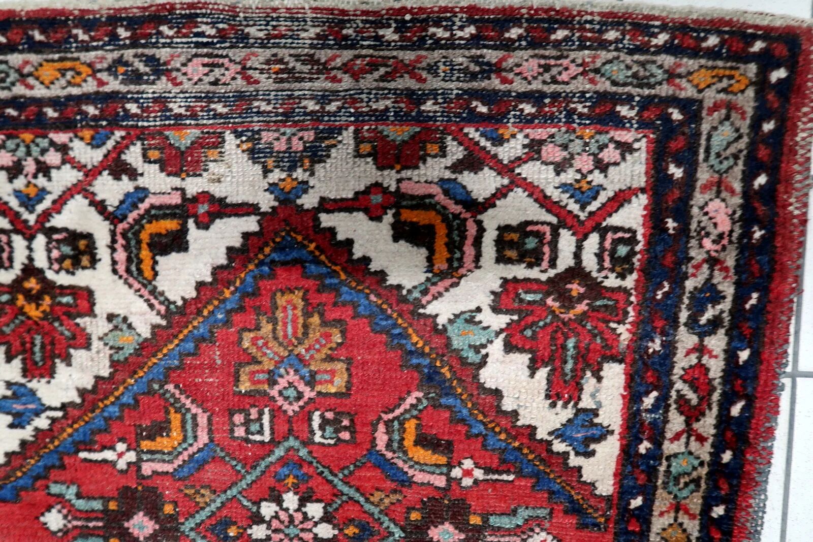 1920s Handmade Vintage Wool Medallion Rug, Red, 93 × 202 cm - 1C1292