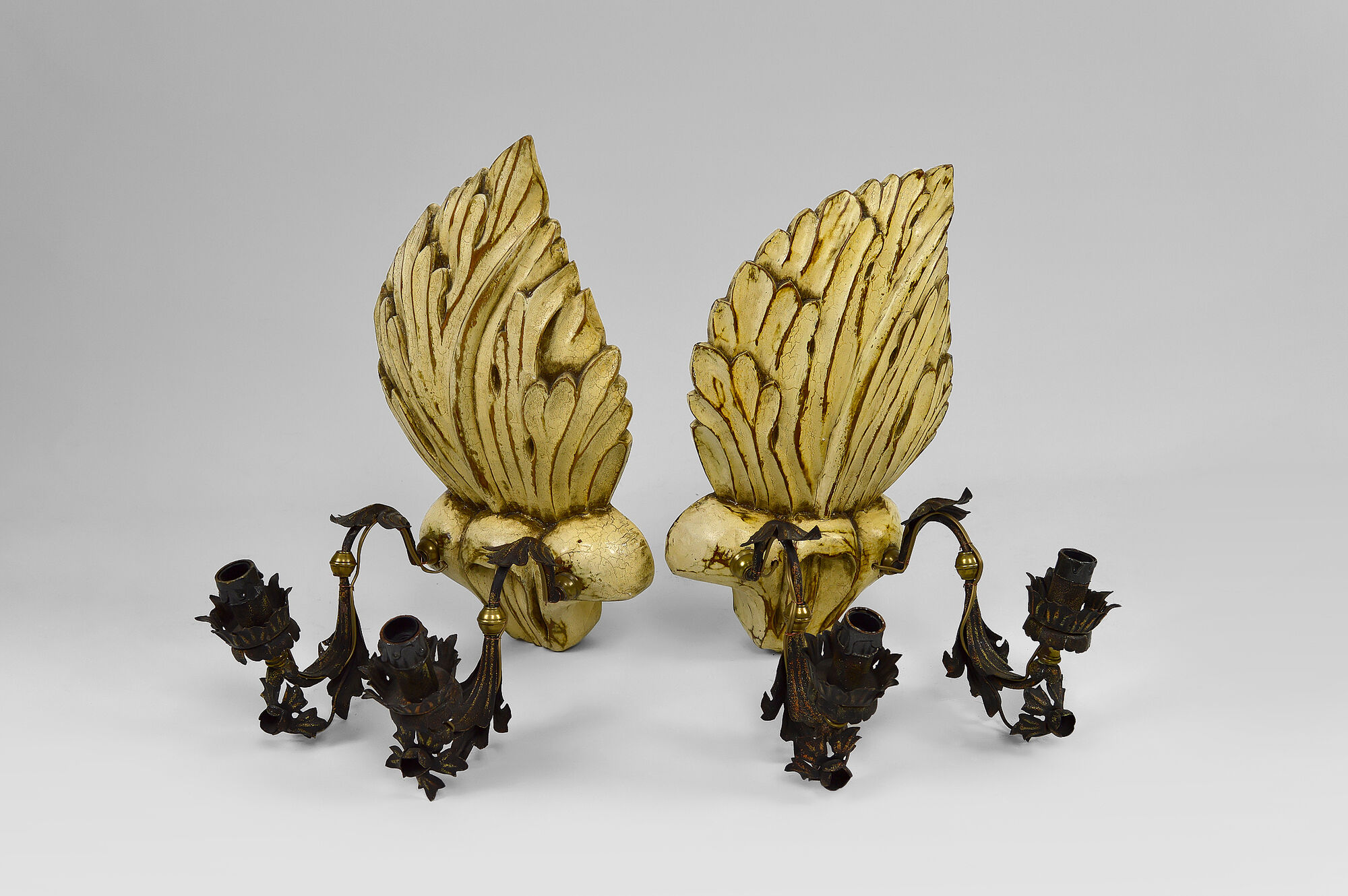 Pair of Hollywood Regency sconces in carved, painted and patinated wood, 1950s