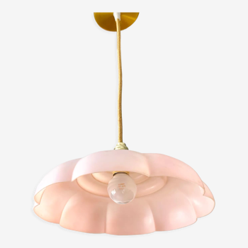 Suspension en plastique rose pastel