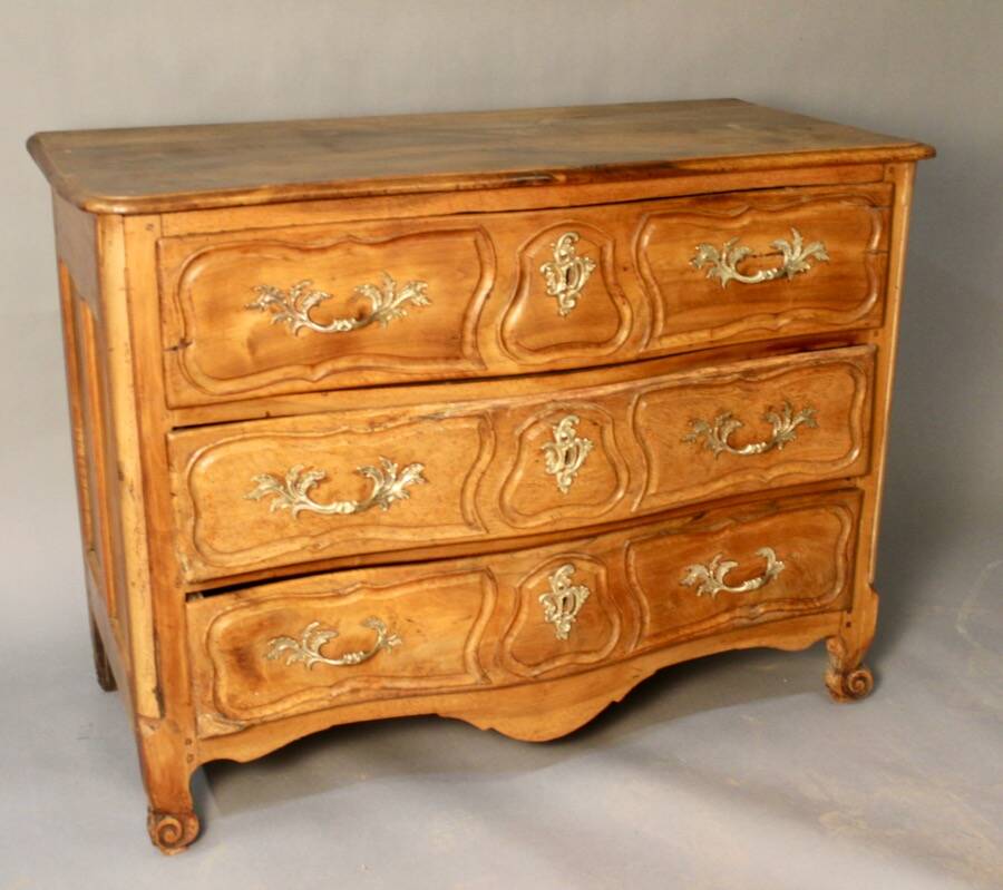 Lyonnaise chest of drawers, 18th century, blond walnut