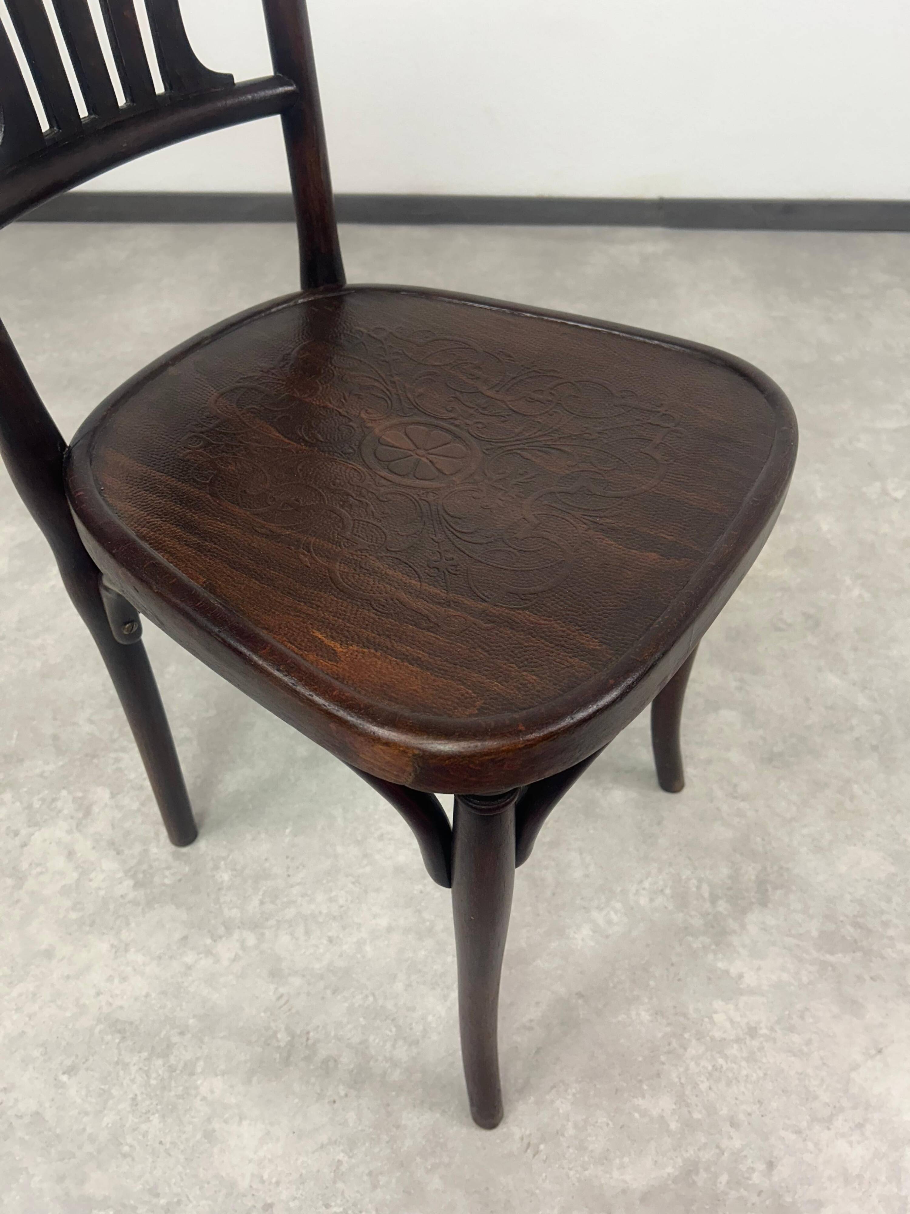 Curved wooden dining chair no. 228 by Thonet