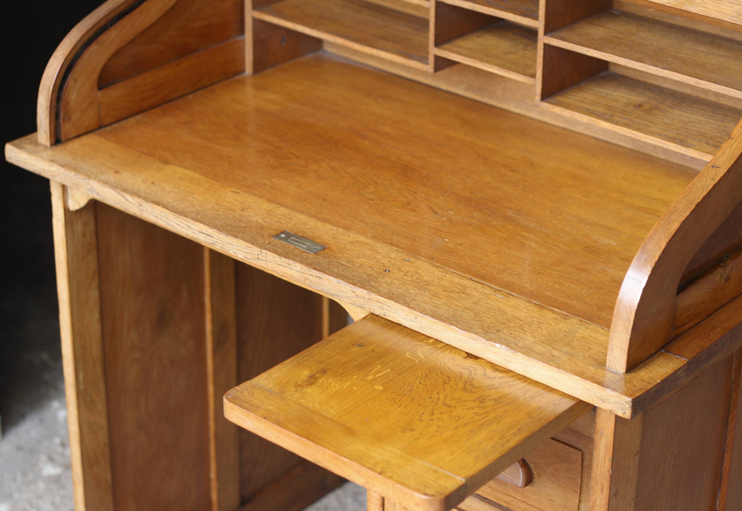 American desk with a single column in its original patina (1930s/40s).