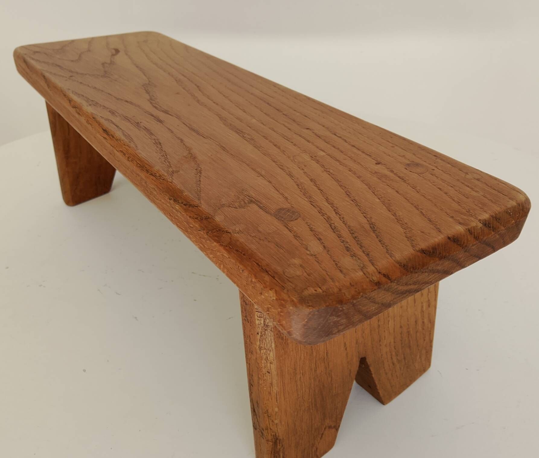 Tabouret petit banc brutaliste années 60 en chêne massif