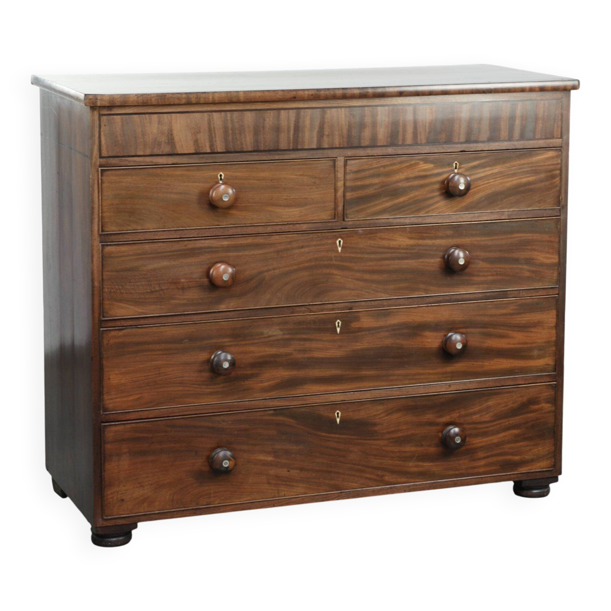 Large antique English chest of drawers/commode from the early 19th century