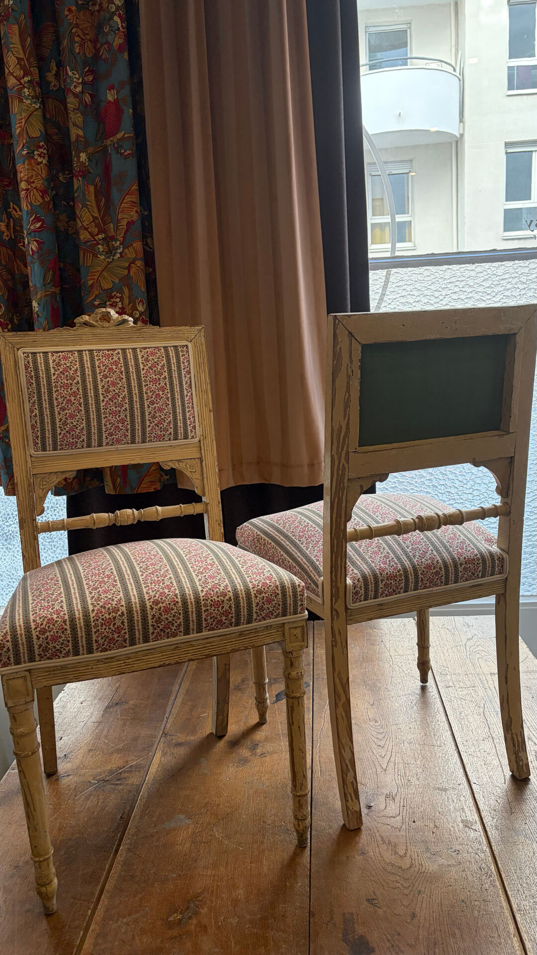 Paire de chaises Louis XVI