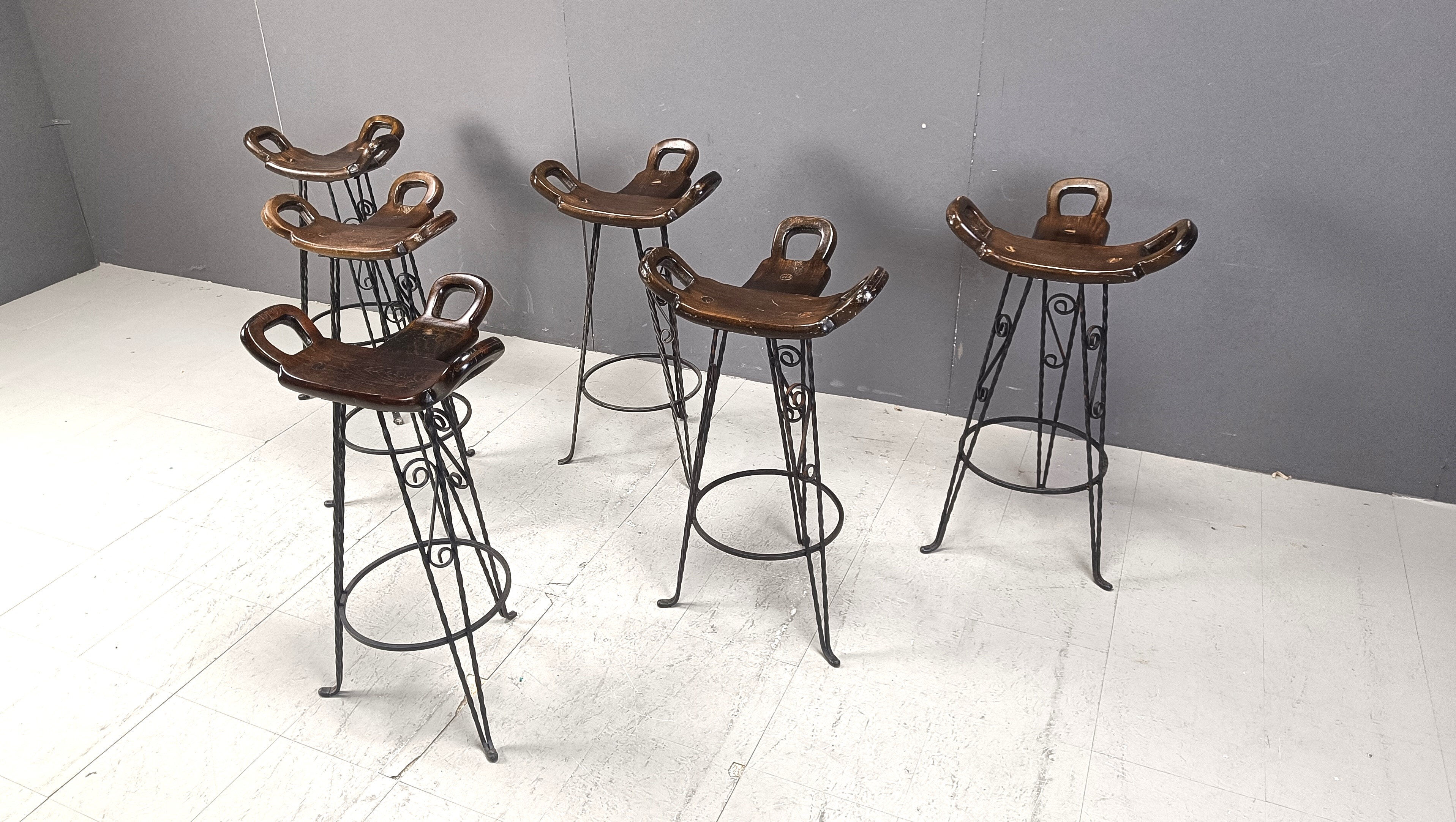Ensemble de 6 tabourets de bar brutalistes, en fer forgé, années 1960.