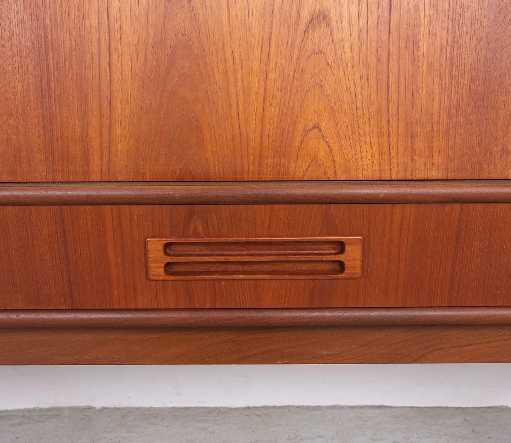 Buffet en teck de design danois avec section bar, années 1960.