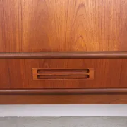 Buffet en teck de design danois avec section bar, années 1960.