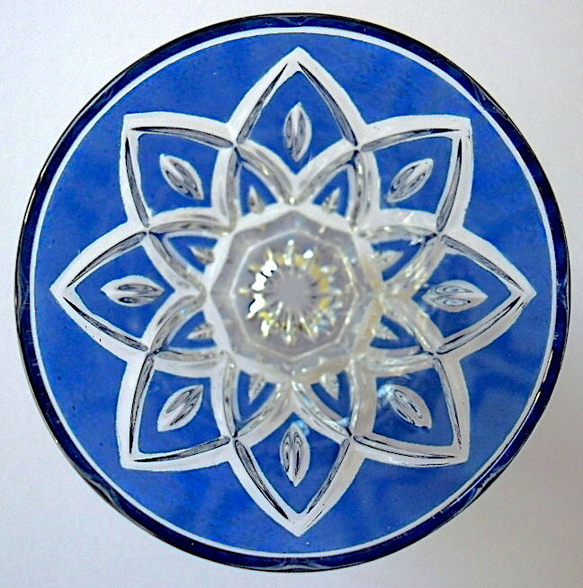 Suite de six verres de couleur à liqueur