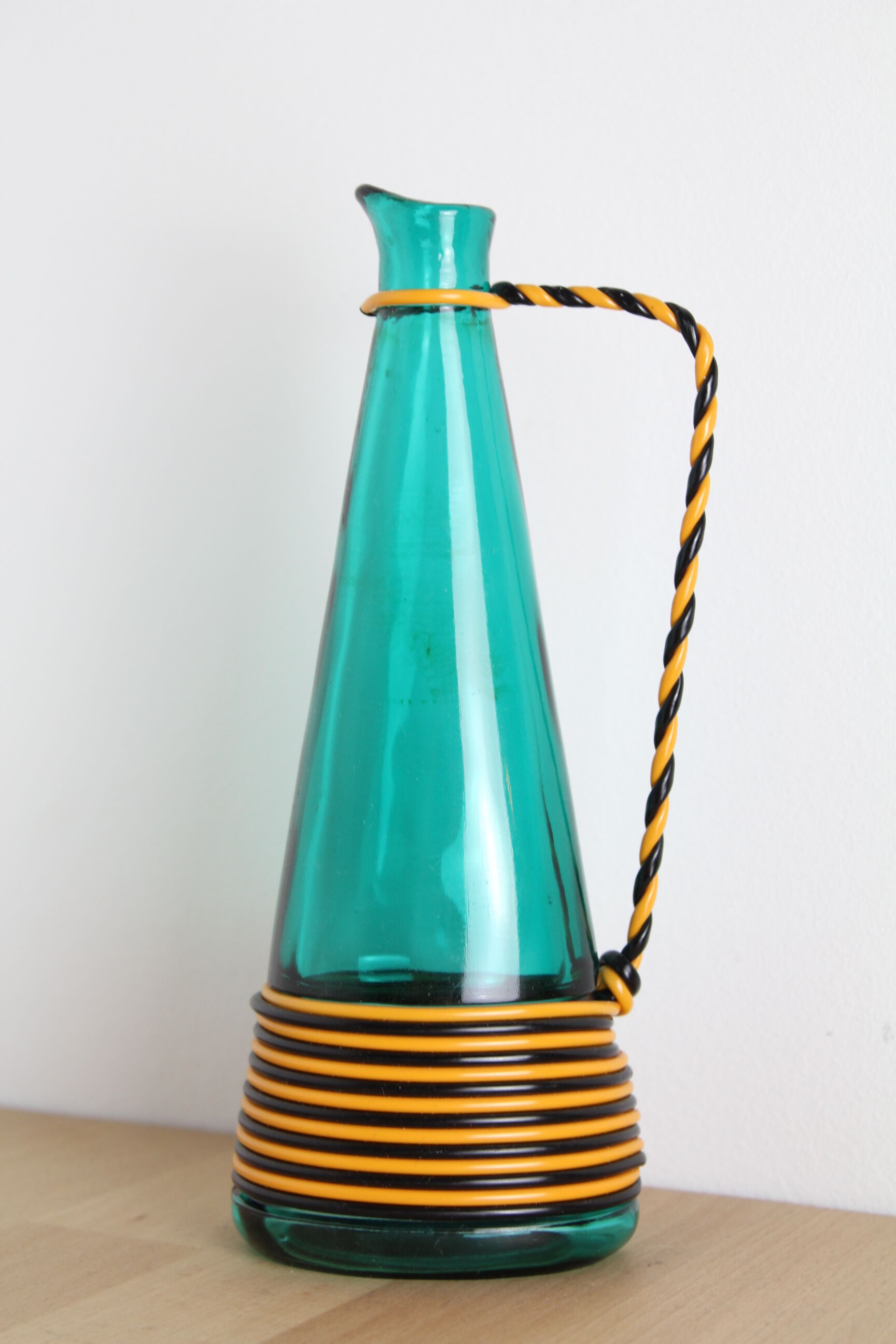 Vase in green glass and lanyards 70s doilies