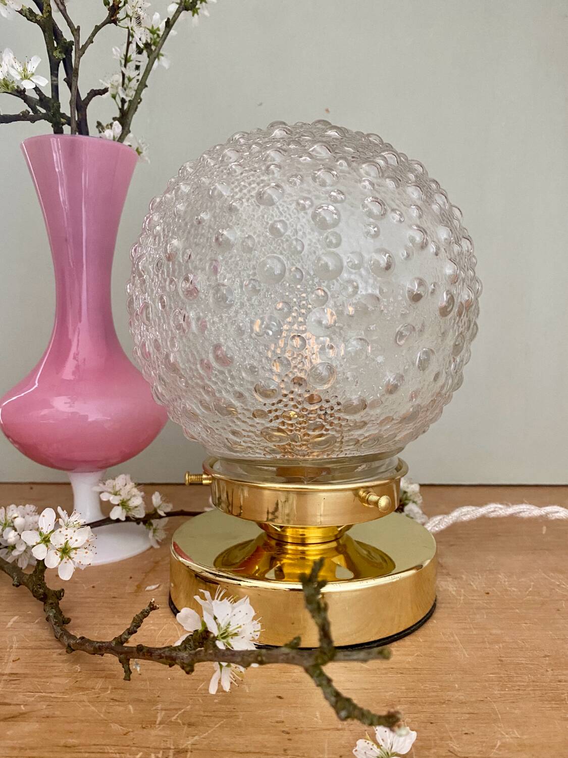 Lampe à poser globe vintage en verre moulé