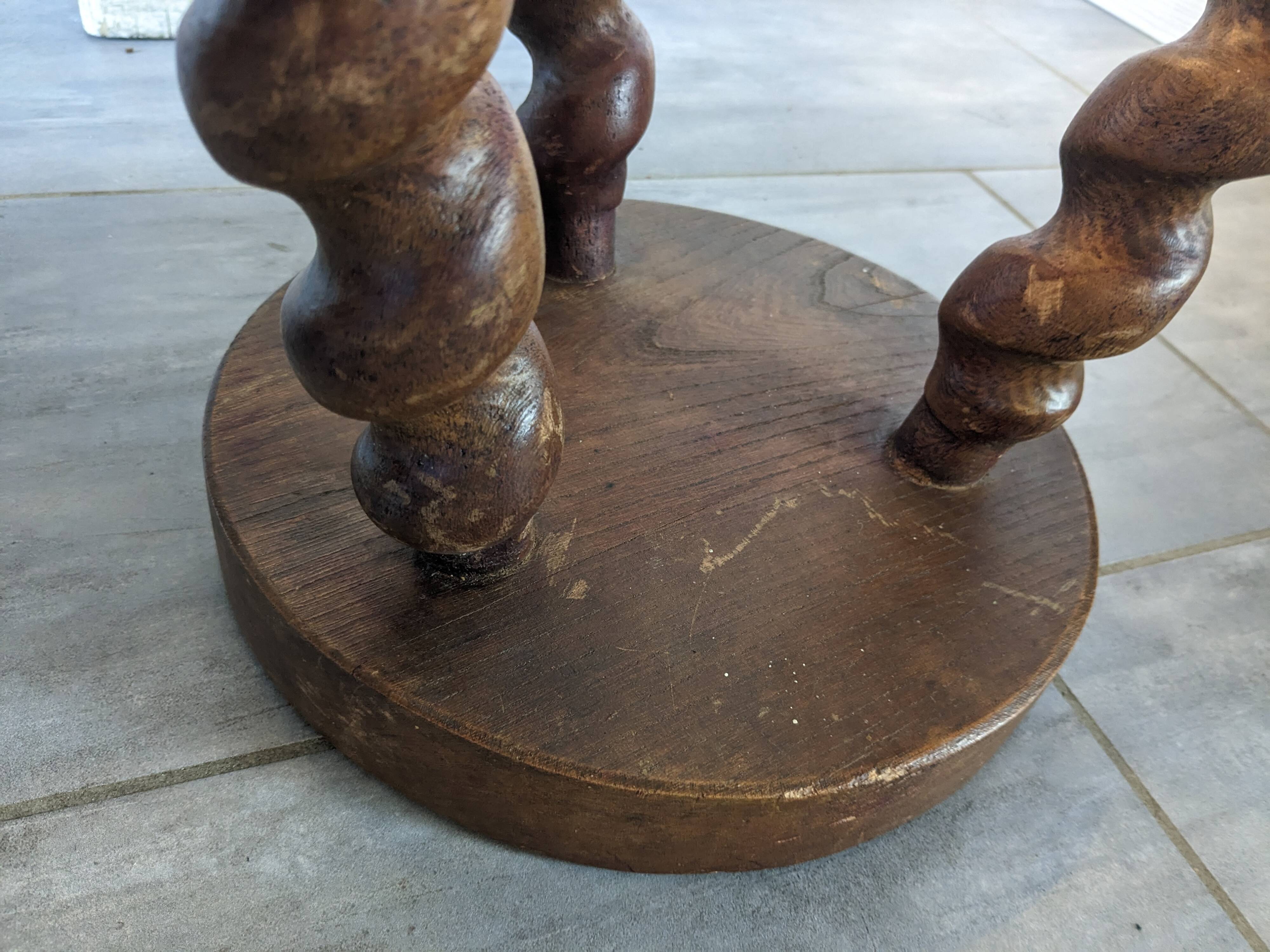 Tabouret de ferme tripode à pieds torsadés