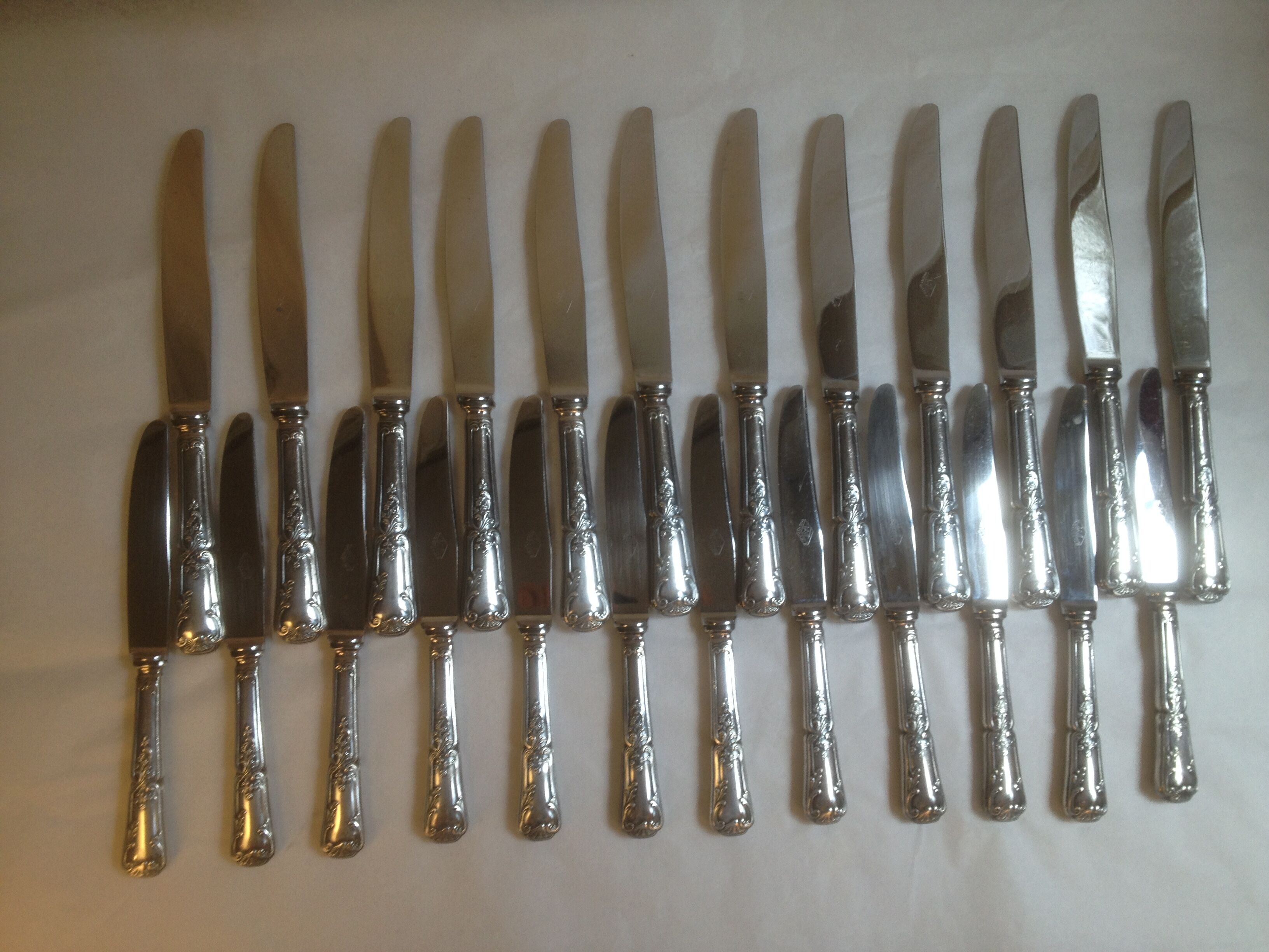 24 silver metal knives and Louis XV style stainless steel blade