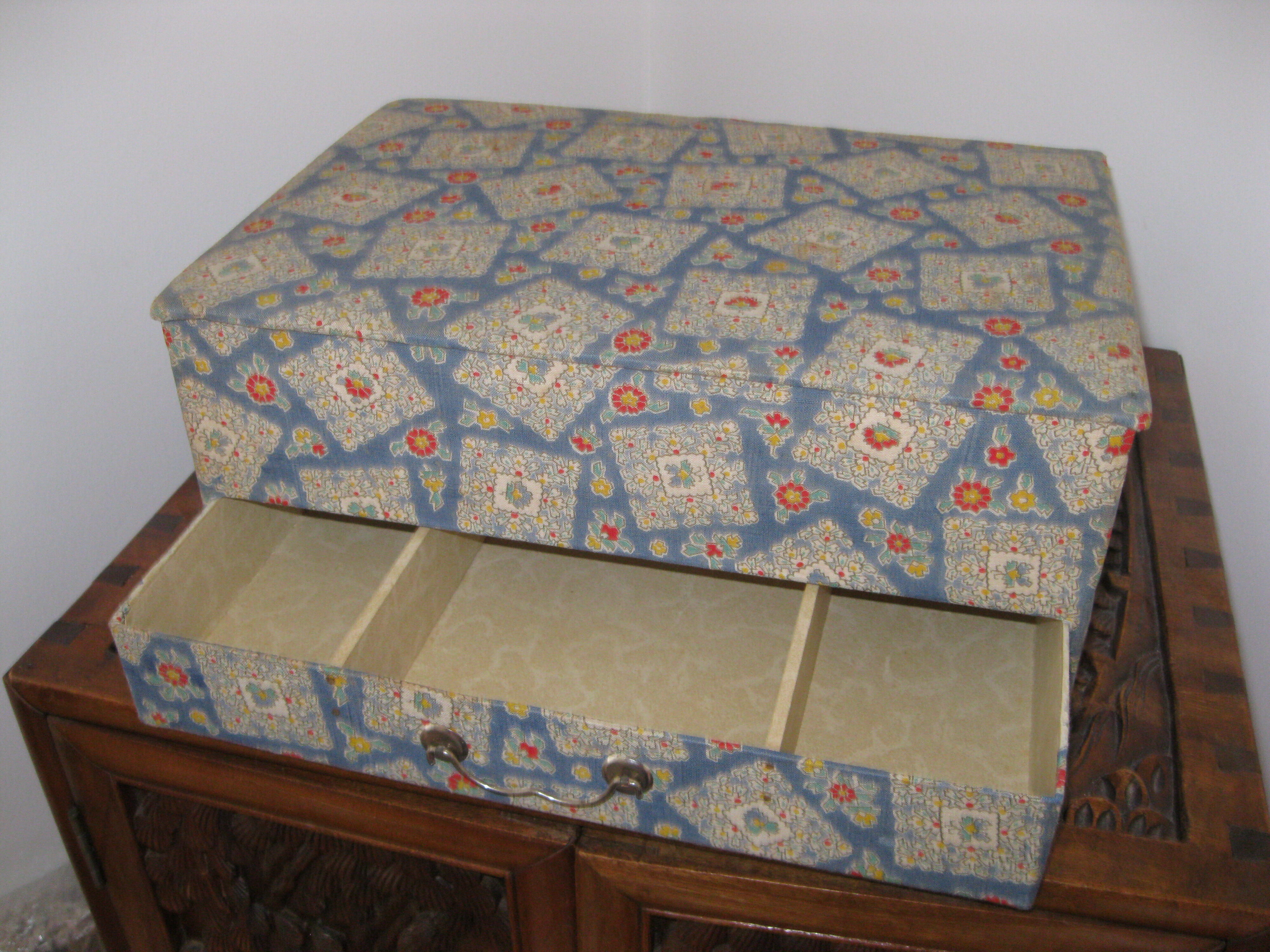Sewing box jewelry storage fabric to motis