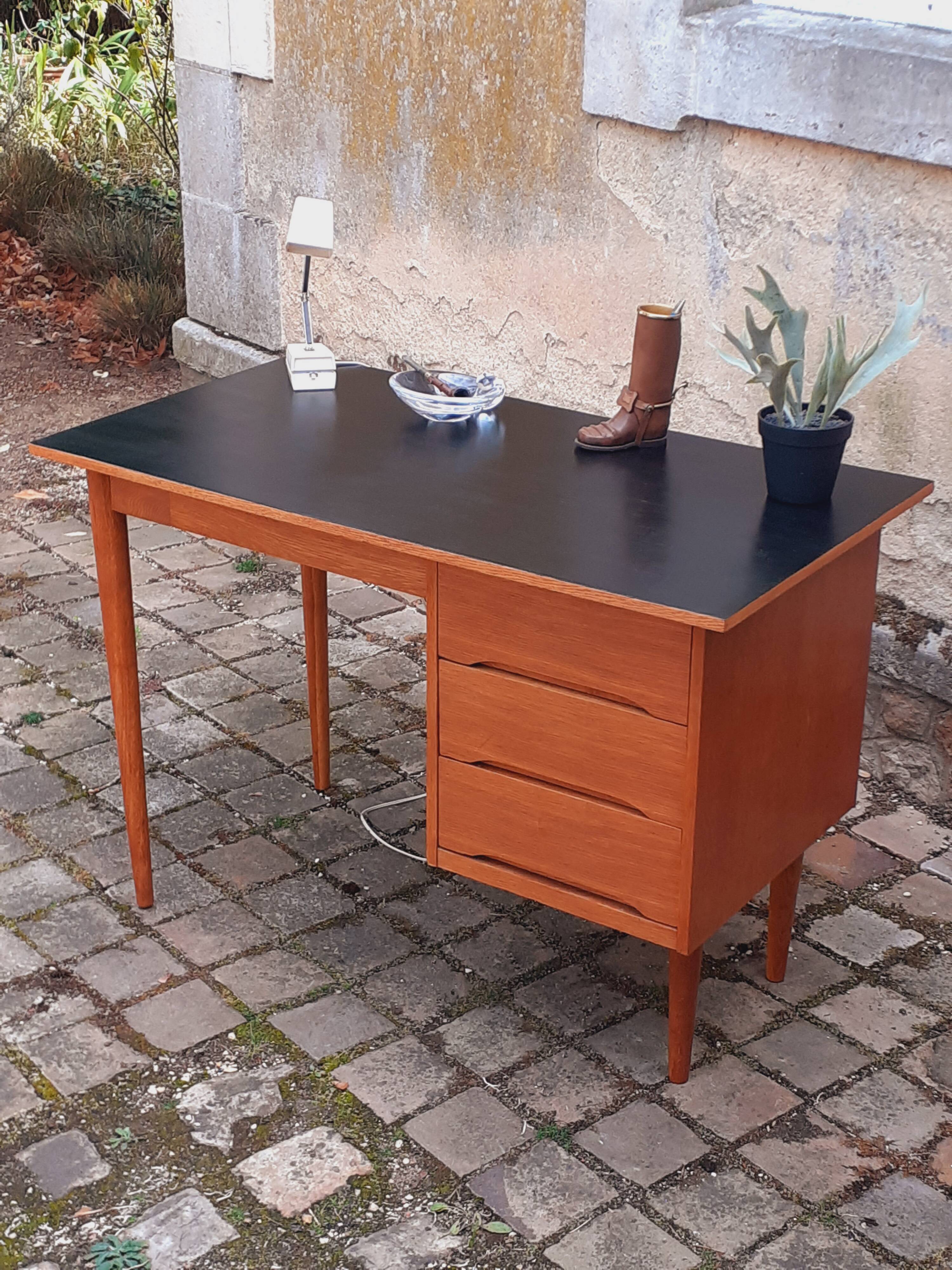 Bureau en chêne vintage année 70 Roumanie.