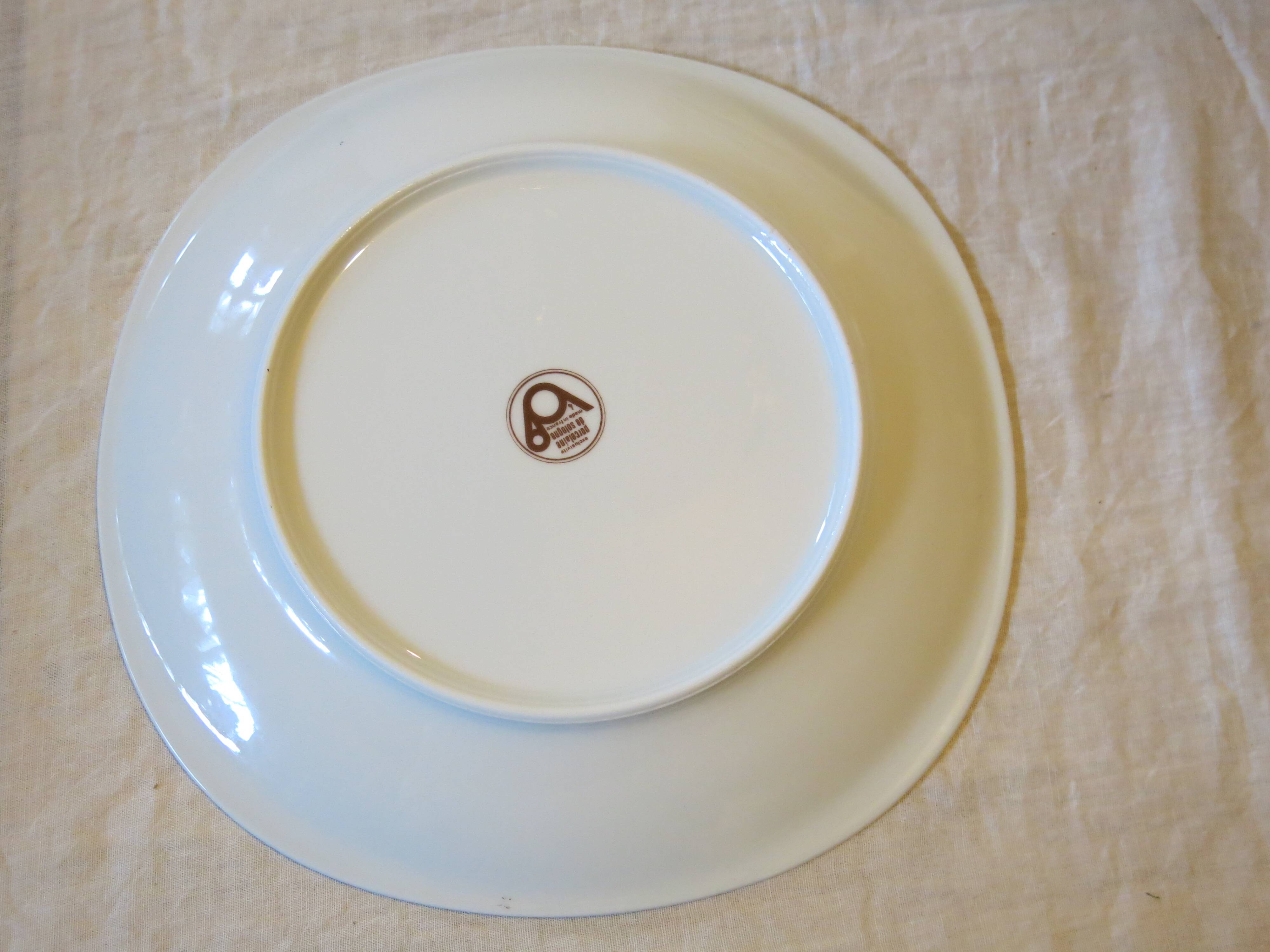 6 Sologne porcelain dinner plates in very good condition