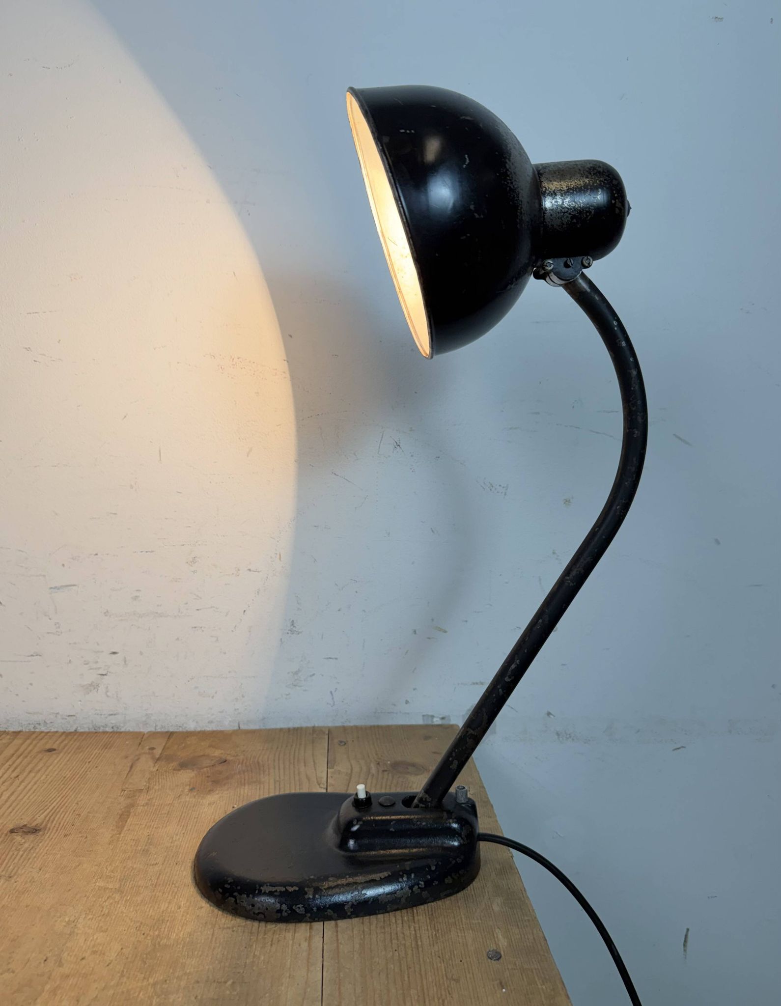 Lampe de table industrielle Bauhaus noire, années 1930