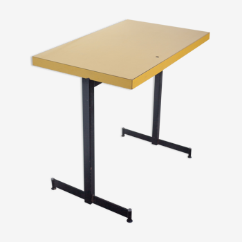 Bistro table in iron and yellow formica